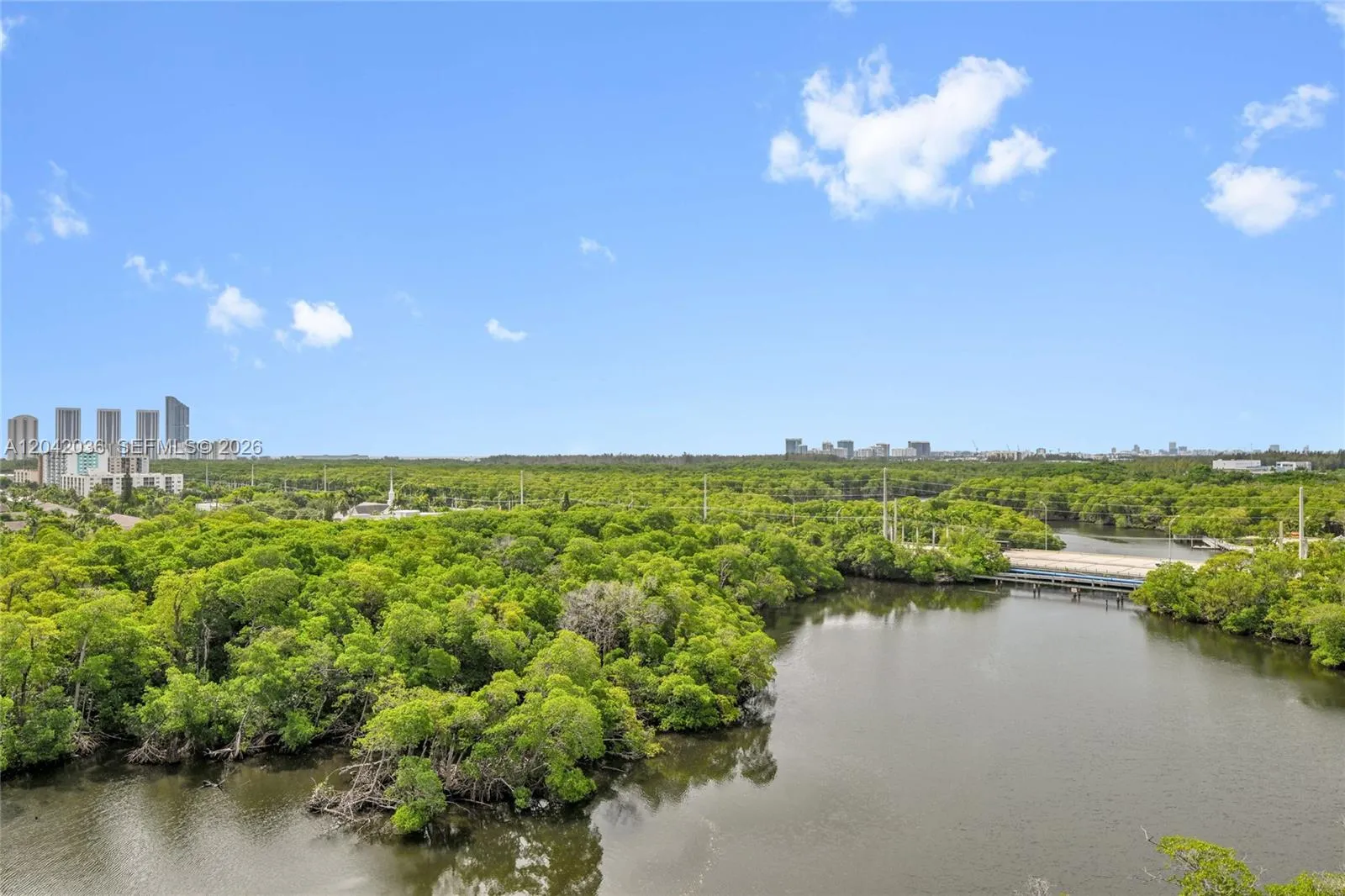 Foto de propiedad en 16385 Biscayne Boulevard 1020, North Miami Beach, FL 33160 North Miami Beach con MLS# 