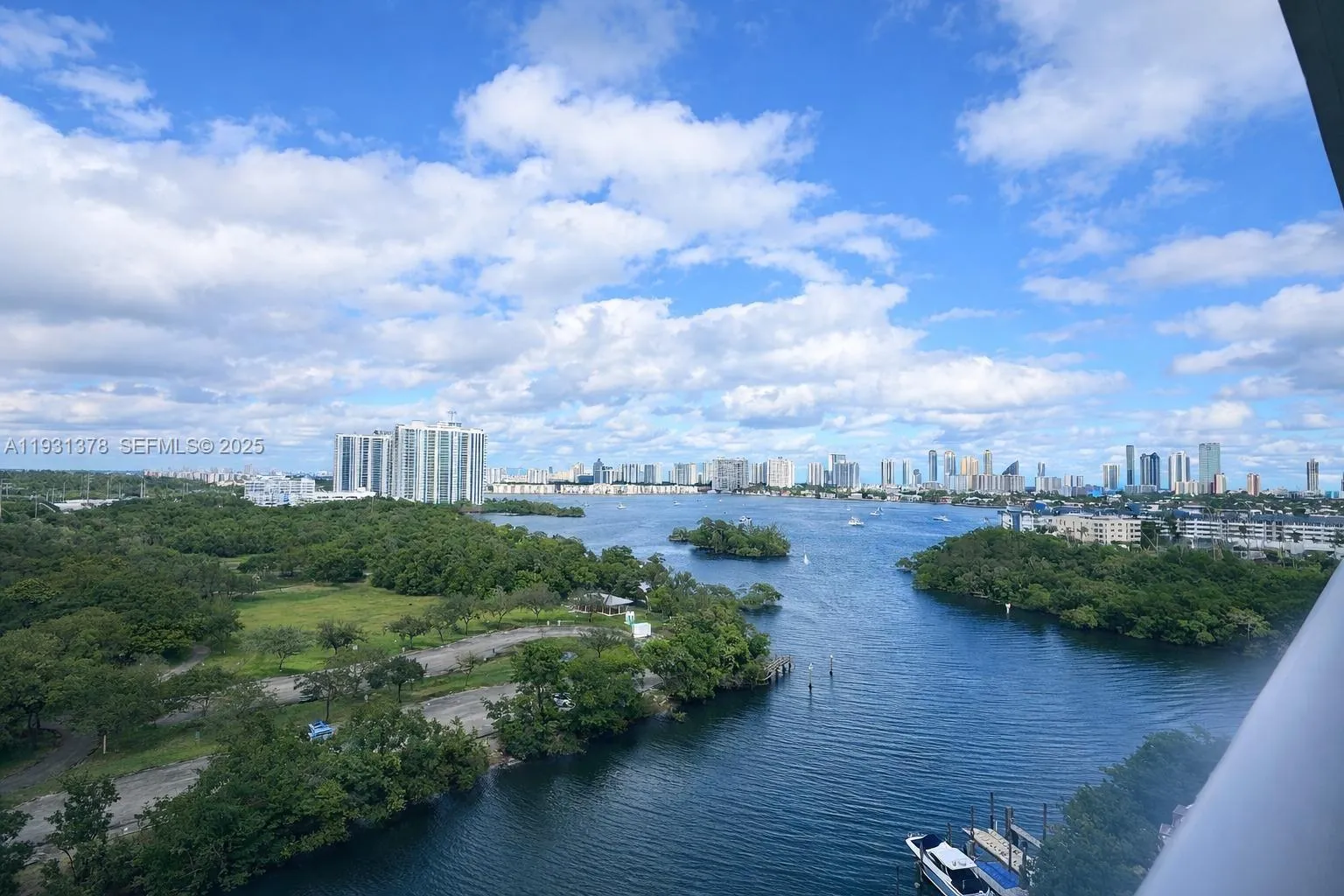 Foto de propiedad en 16385 Biscayne Boulevard 1102, North Miami Beach, FL 33160 North Miami Beach con MLS# 