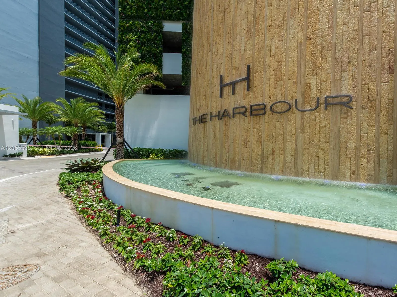 Foto de propiedad en 16385 Biscayne Boulevard 1103, North Miami Beach, FL 33160 North Miami Beach con MLS# 