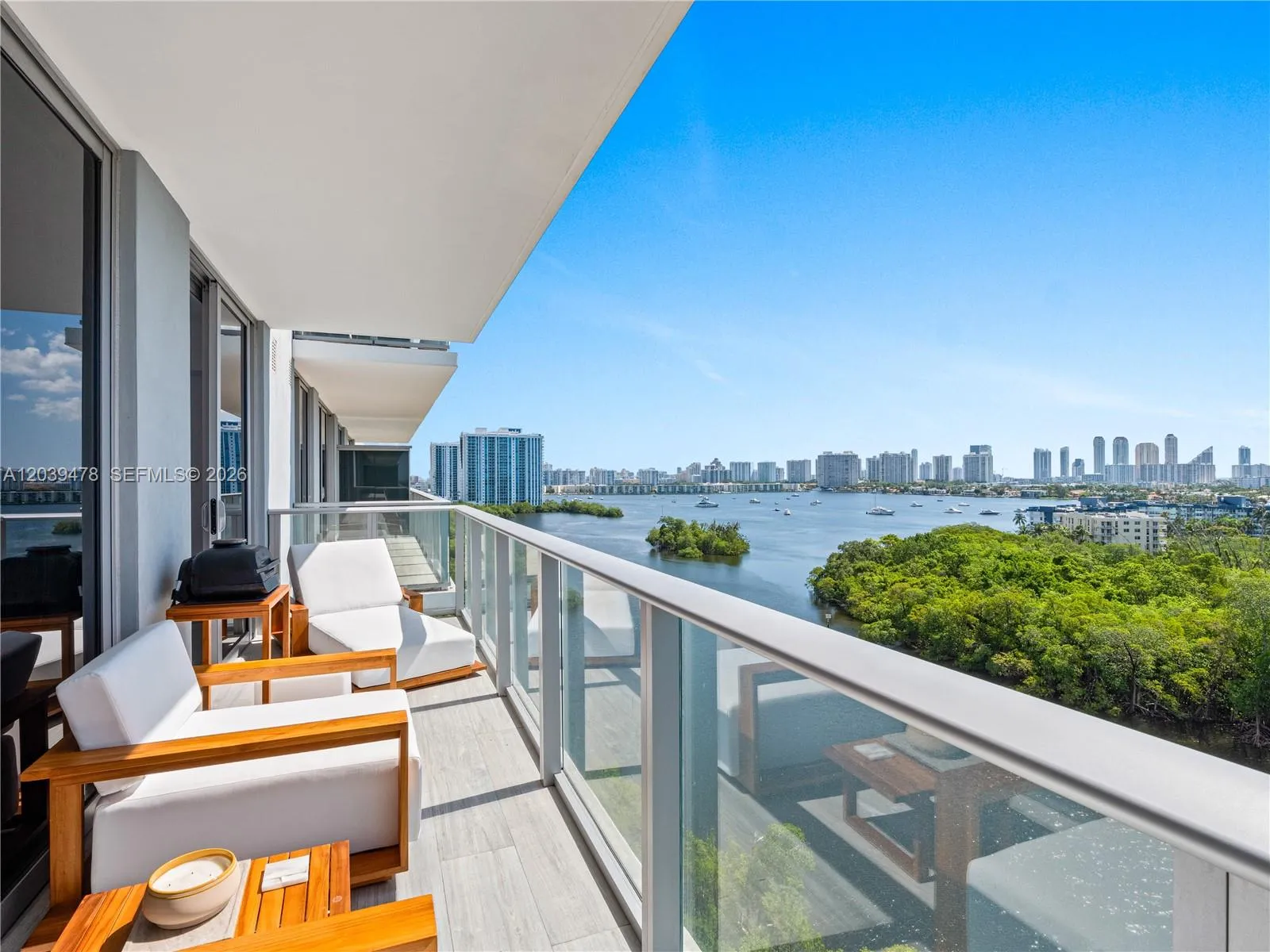 Foto de propiedad en 16385 Biscayne Boulevard 1117, North Miami Beach, FL 33160 North Miami Beach con MLS# 
