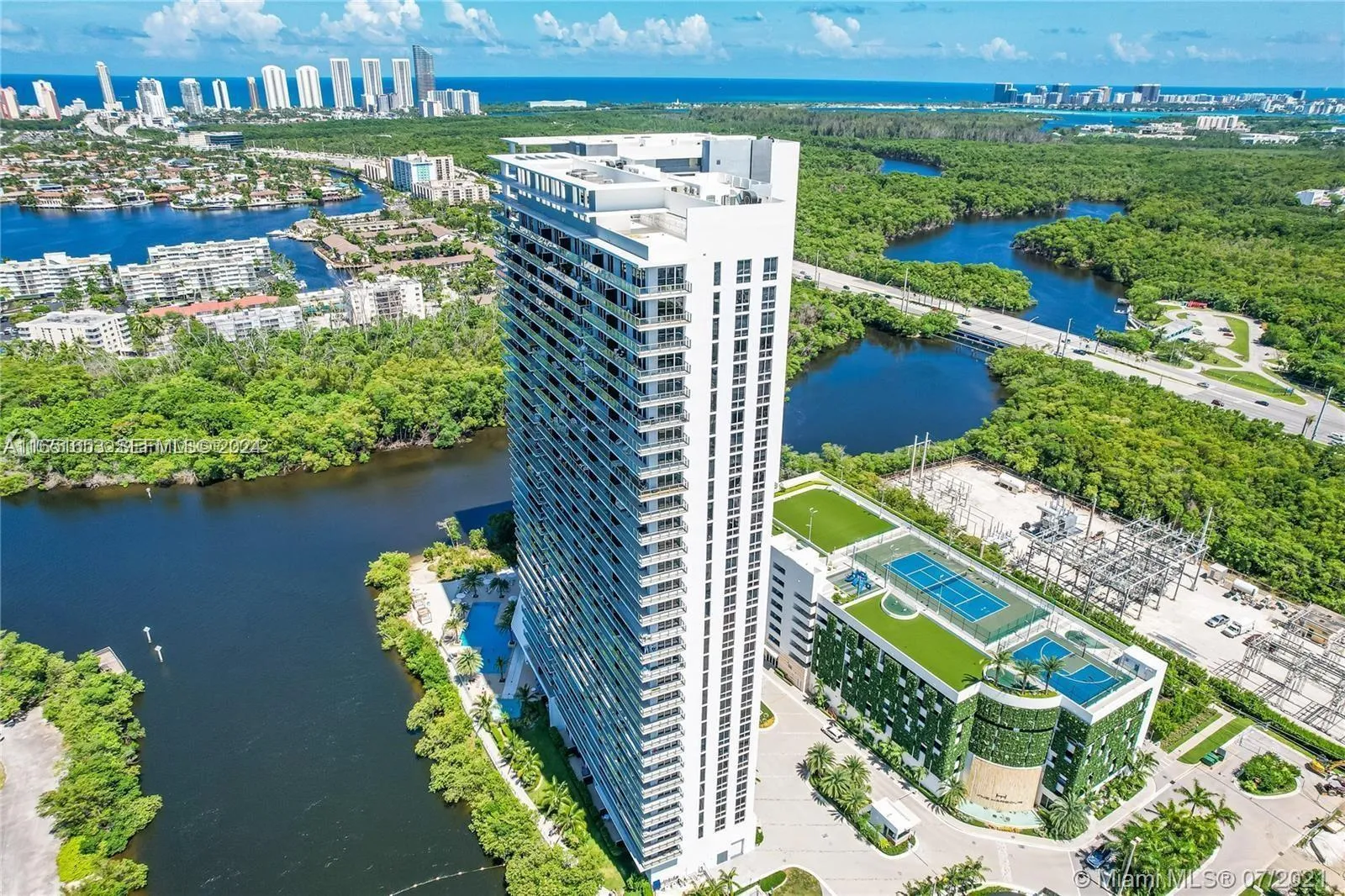 Foto de propiedad en 16385 Biscayne Boulevard 1201, North Miami Beach, FL 33160 North Miami Beach con MLS# 