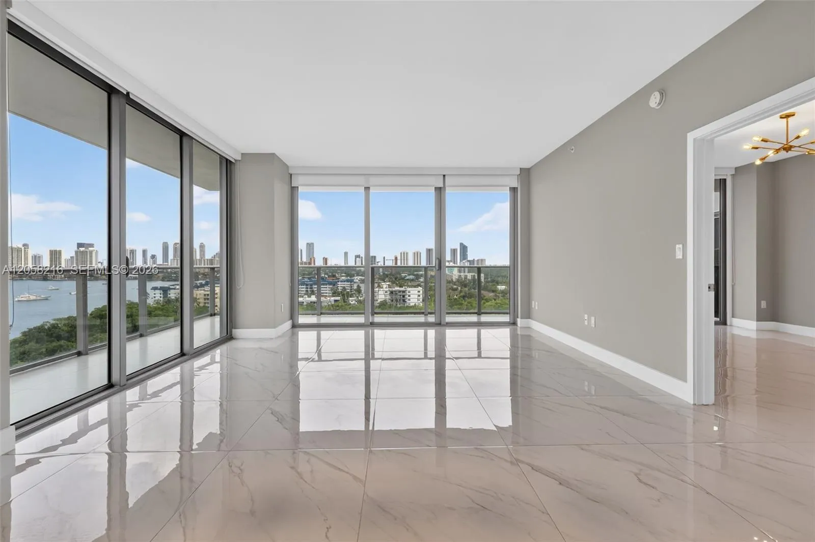 Foto de propiedad en 16385 Biscayne Boulevard 1215, North Miami Beach, FL 33160 North Miami Beach con MLS# 
