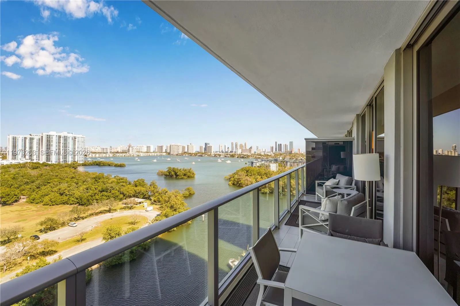 Foto de propiedad en 16385 Biscayne Boulevard 1502, North Miami Beach, FL 33160 North Miami Beach con MLS# 