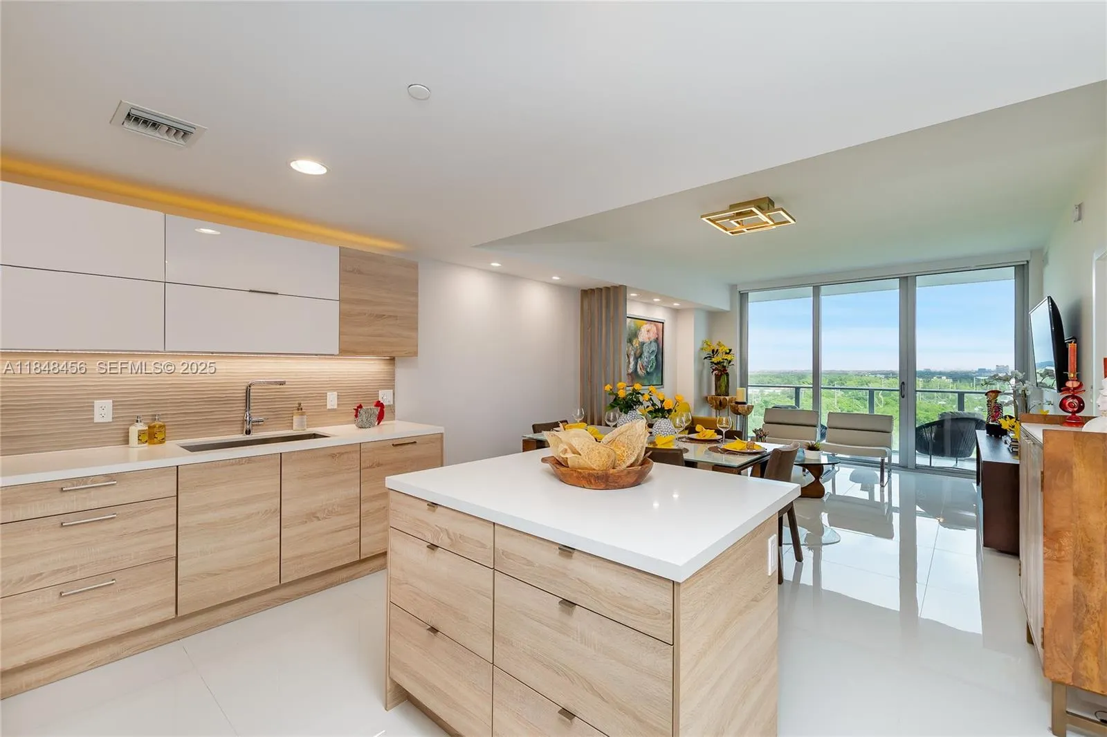 Foto de propiedad en 16385 Biscayne Boulevard 1503 +2Parking, North Miami Beach, FL 33160 North Miami Beach con MLS# 