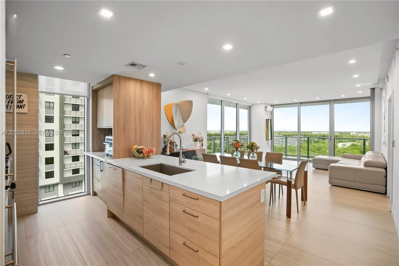 Foto de propiedad en 16385 Biscayne Boulevard 1601+2 Parkings, North Miami Beach, FL 33160 North Miami Beach con MLS# 