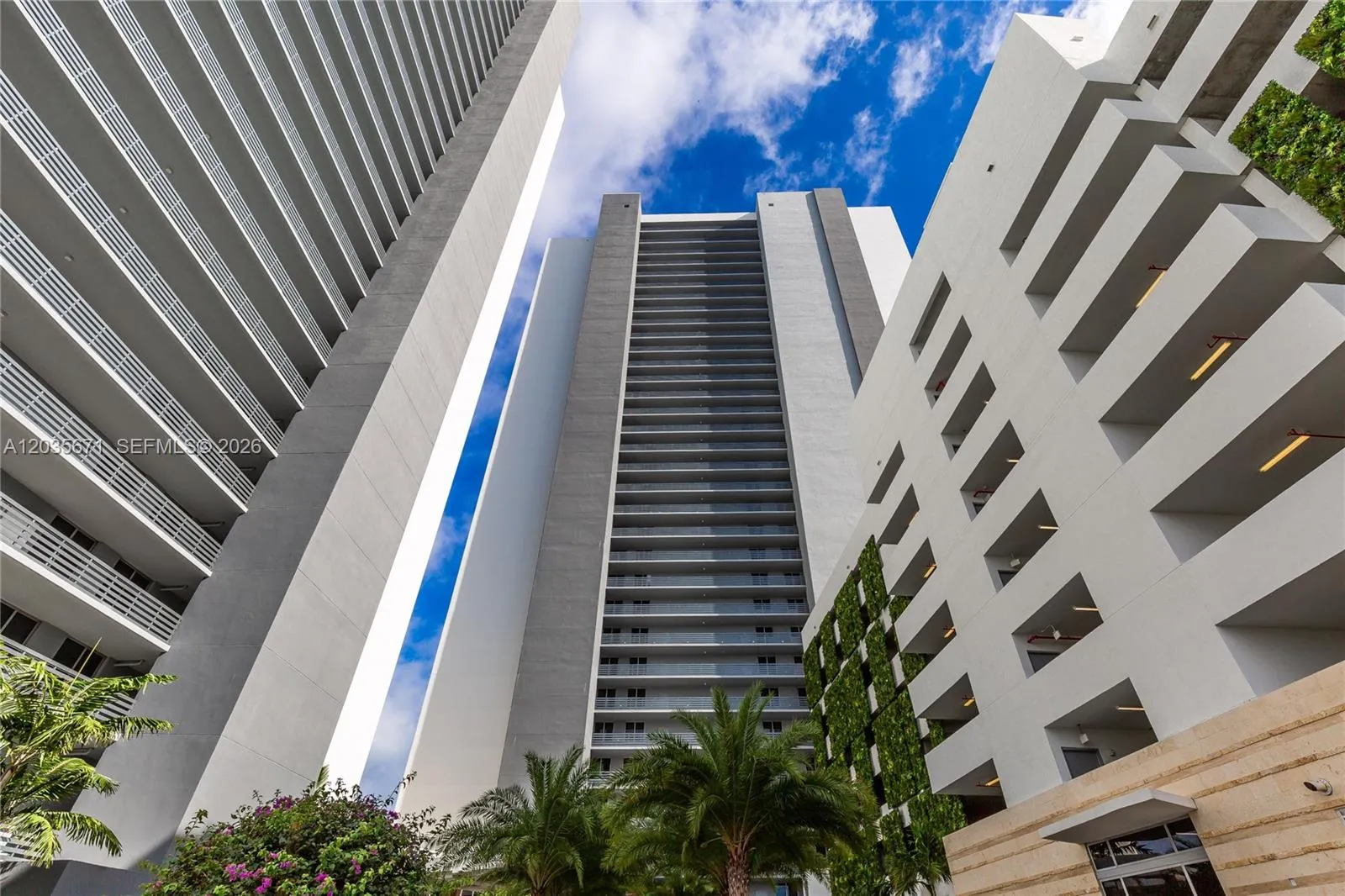 Foto de propiedad en 16385 Biscayne Boulevard 1805, North Miami Beach, FL 33160 North Miami Beach con MLS# 