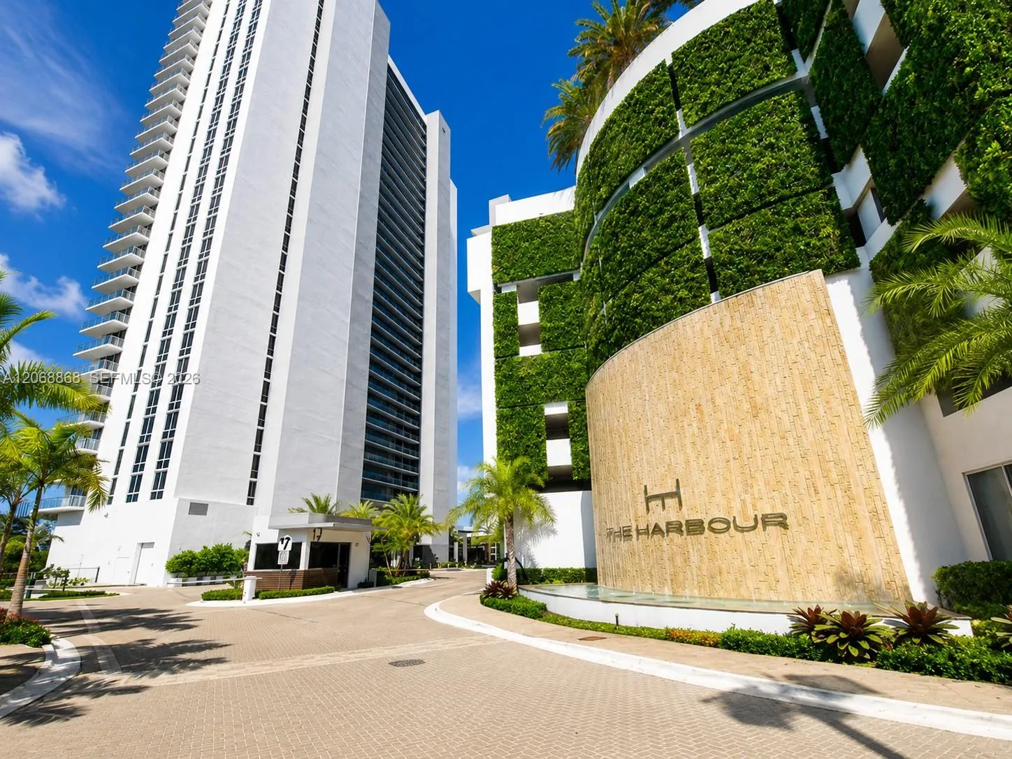 Foto de propiedad en 16385 Biscayne Boulevard 1920, North Miami Beach, FL 33160 North Miami Beach con MLS# 