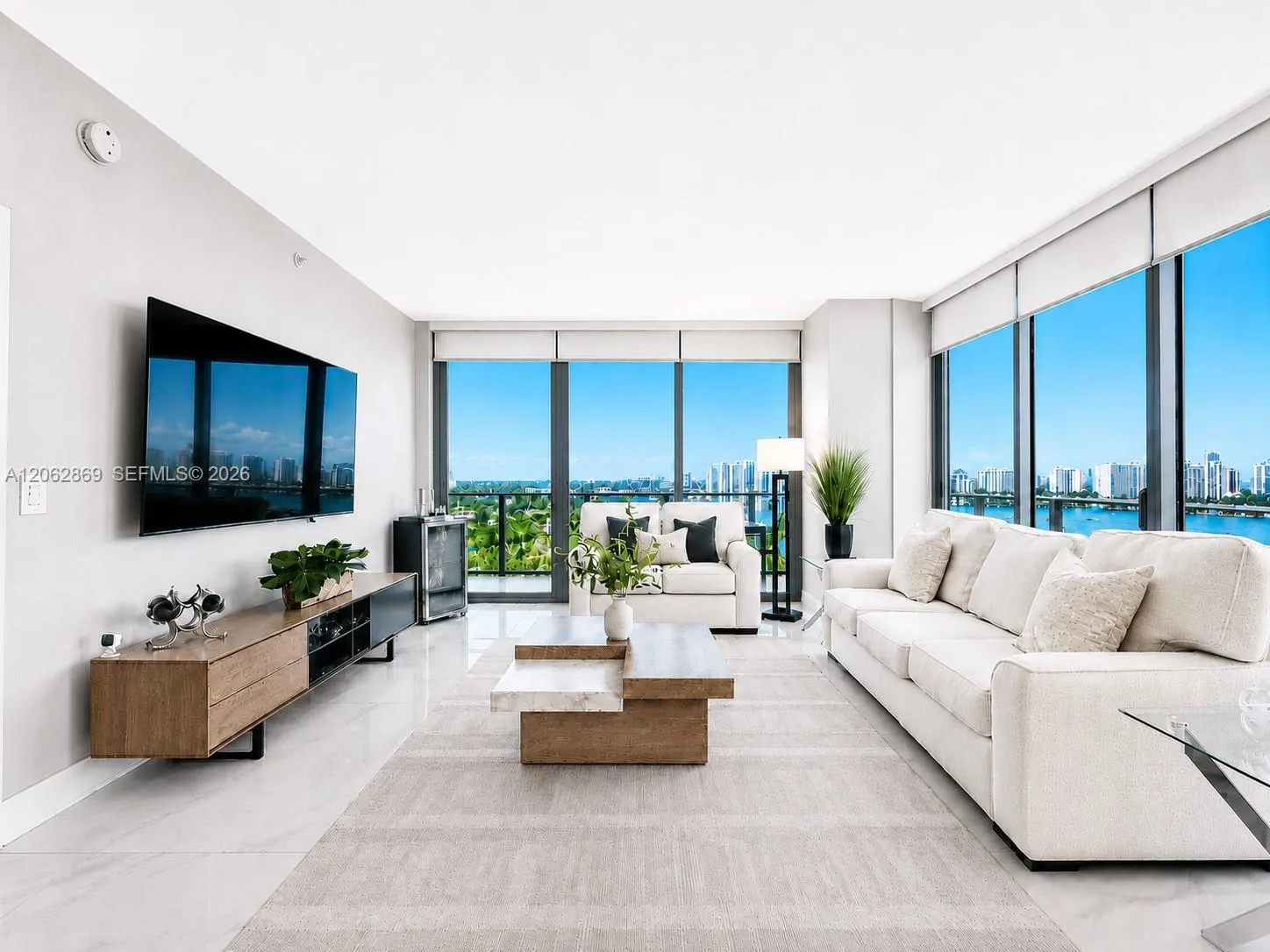 Foto de propiedad en 16385 Biscayne Boulevard 2007, North Miami Beach, FL 33160 North Miami Beach con MLS# 