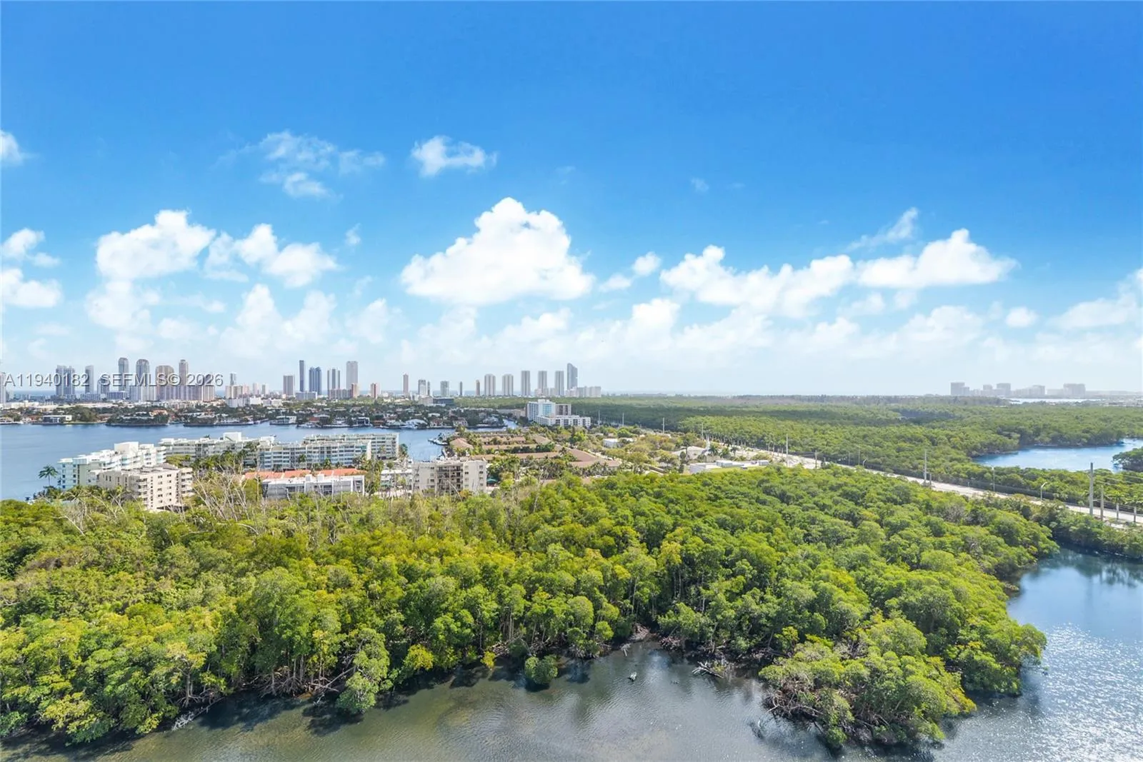 Foto de propiedad en 16385 Biscayne Boulevard 2017, North Miami Beach, FL 33160 North Miami Beach con MLS# 