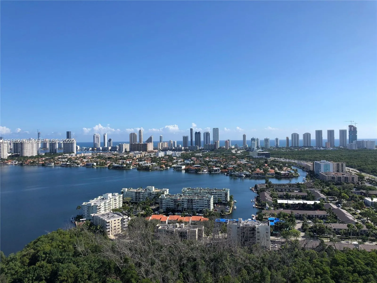 Foto de propiedad en 16385 Biscayne Boulevard 2020, North Miami Beach, FL 33160 North Miami Beach con MLS# 