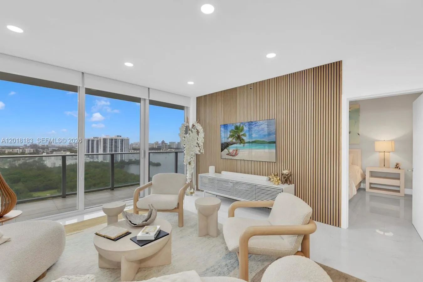 Foto de propiedad en 16385 Biscayne Boulevard 2101, North Miami Beach, FL 33160 North Miami Beach con MLS# 