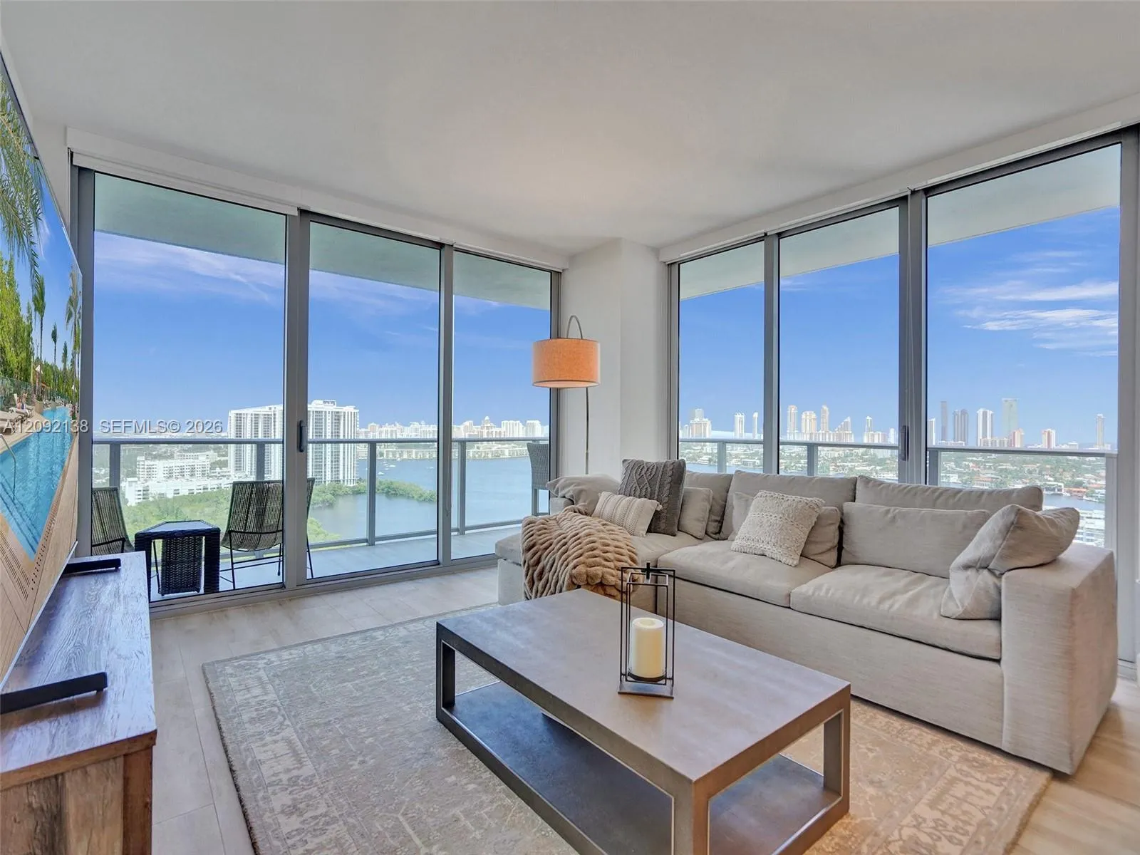 En Venta 16385 Biscayne Boulevard 2107, North Miami Beach, FL 33160, North Miami Beach, FL 33160
