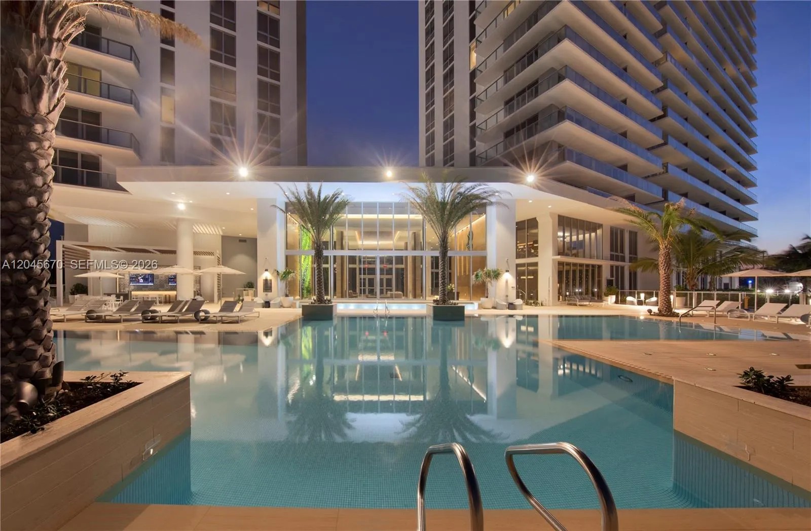 Foto de propiedad en 16385 Biscayne Boulevard 2601 +2 PARKINGS, North Miami Beach, FL 33160 North Miami Beach con MLS# 