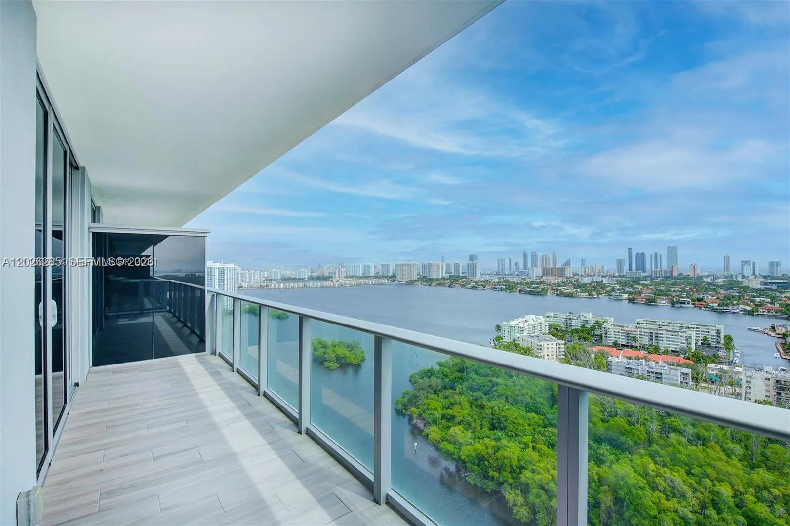 Foto de propiedad en 16385 Biscayne Boulevard 2616, North Miami Beach, FL 33160 North Miami Beach con MLS# 