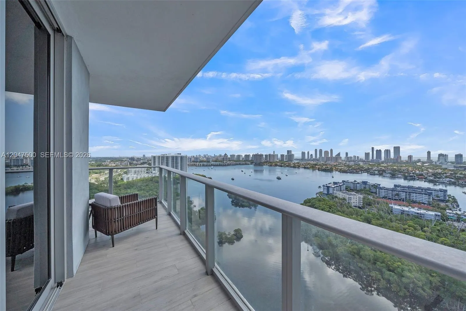 Foto de propiedad en 16385 Biscayne Boulevard 2707, North Miami Beach, FL 33160 North Miami Beach con MLS# 
