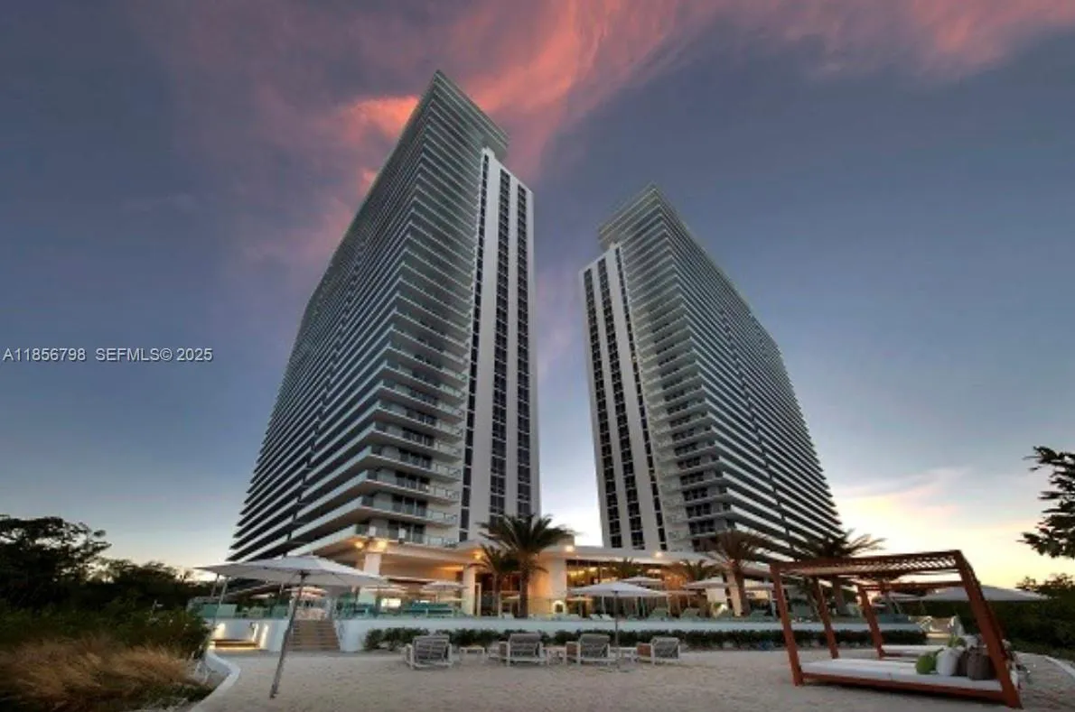 Alquilada 16385 Biscayne Boulevard 2720, North Miami Beach, FL 33160, North Miami Beach, FL 33160