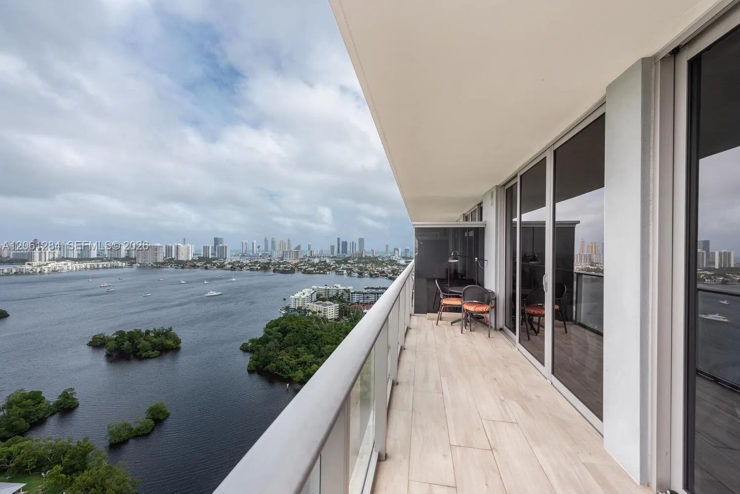 Foto de propiedad en 16385 Biscayne Boulevard 2904, North Miami Beach, FL 33160 North Miami Beach con MLS# 