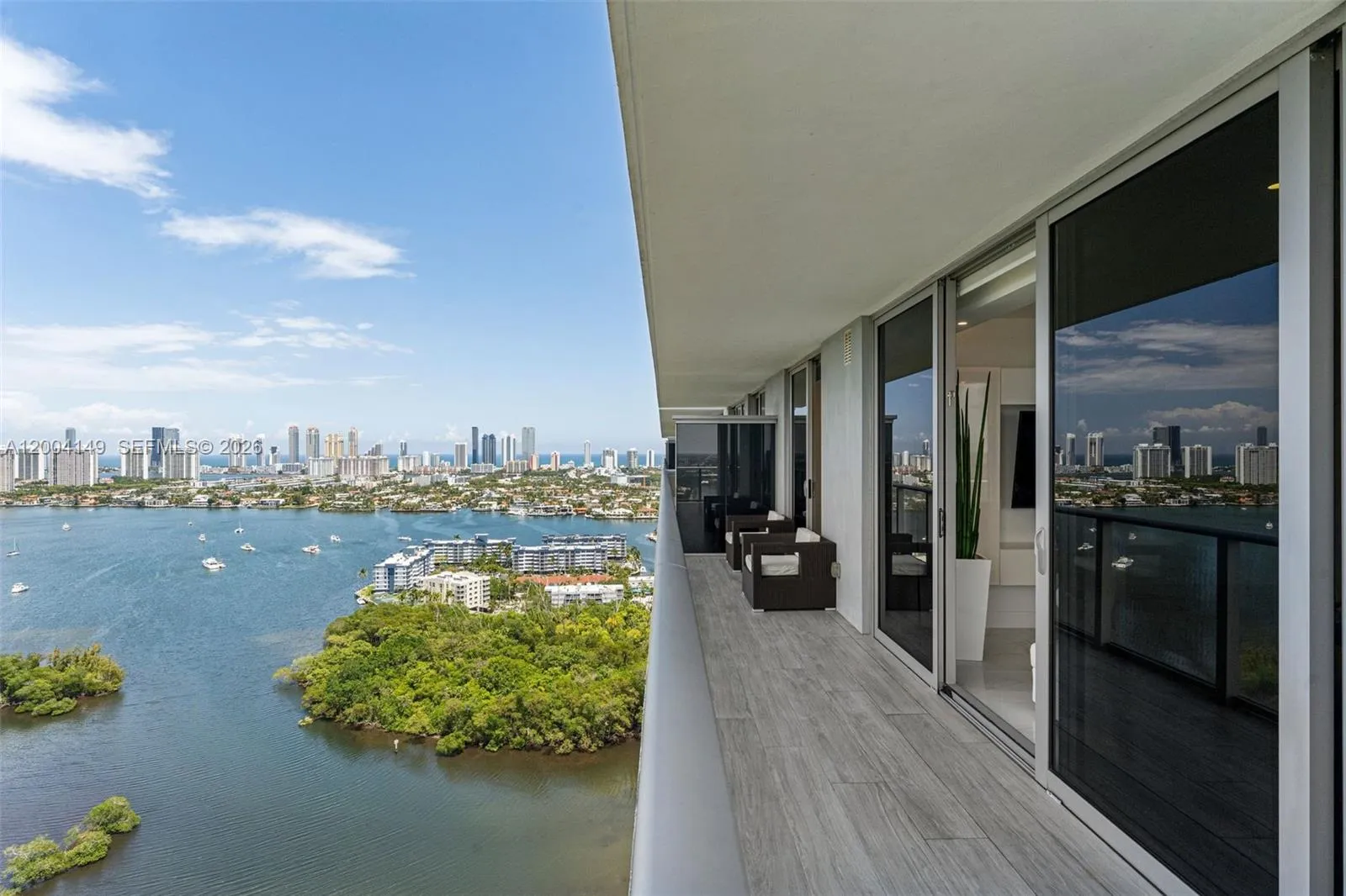 Foto de propiedad en 16385 Biscayne Boulevard 3001, North Miami Beach, FL 33160 North Miami Beach con MLS# 