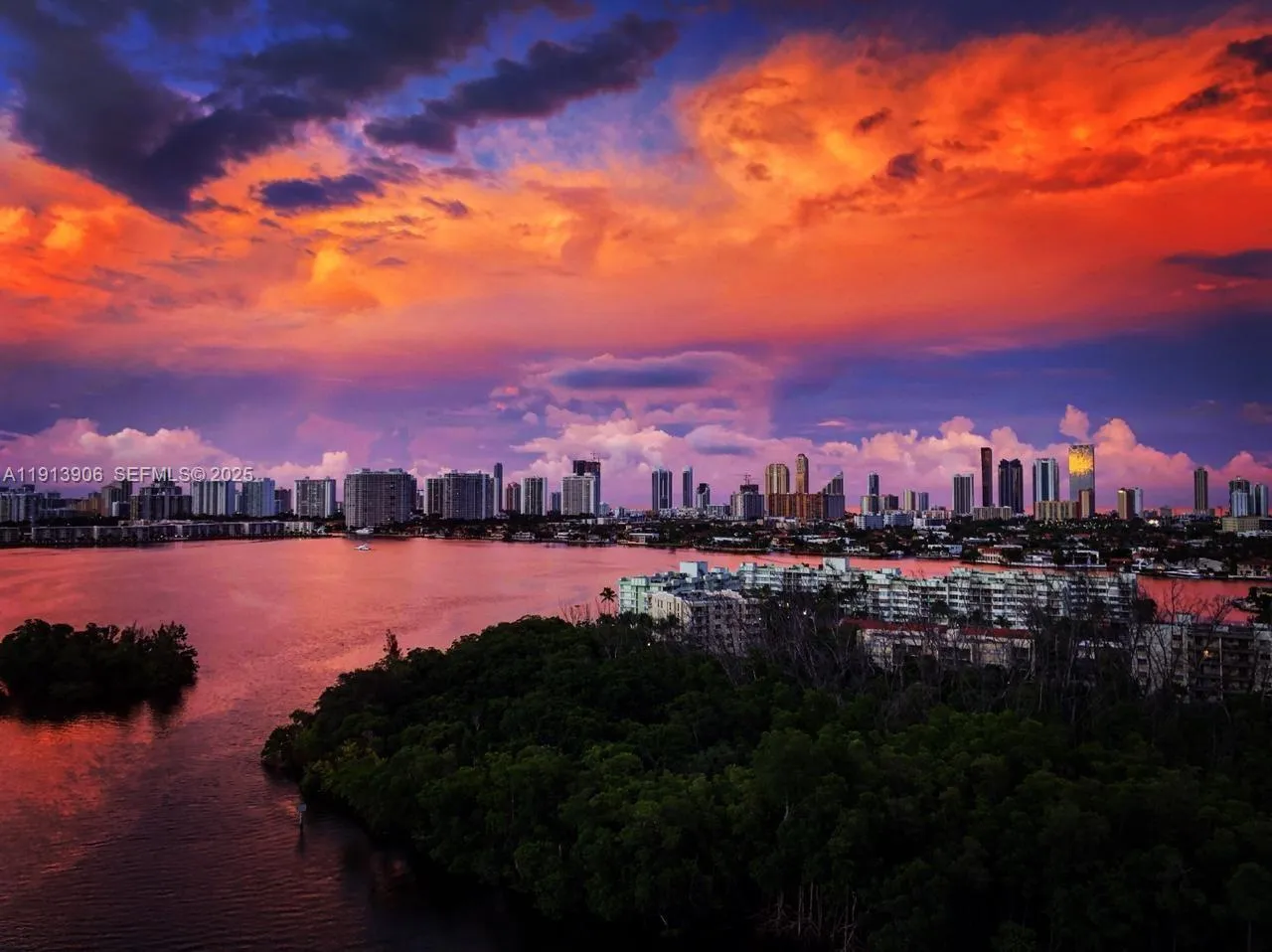 Foto de propiedad en 16385 Biscayne Boulevard 3003, North Miami Beach, FL 33160 North Miami Beach con MLS# 