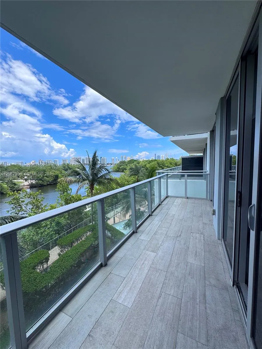 Foto de propiedad en 16385 Biscayne Boulevard 305, North Miami Beach, FL 33160 North Miami Beach con MLS# 