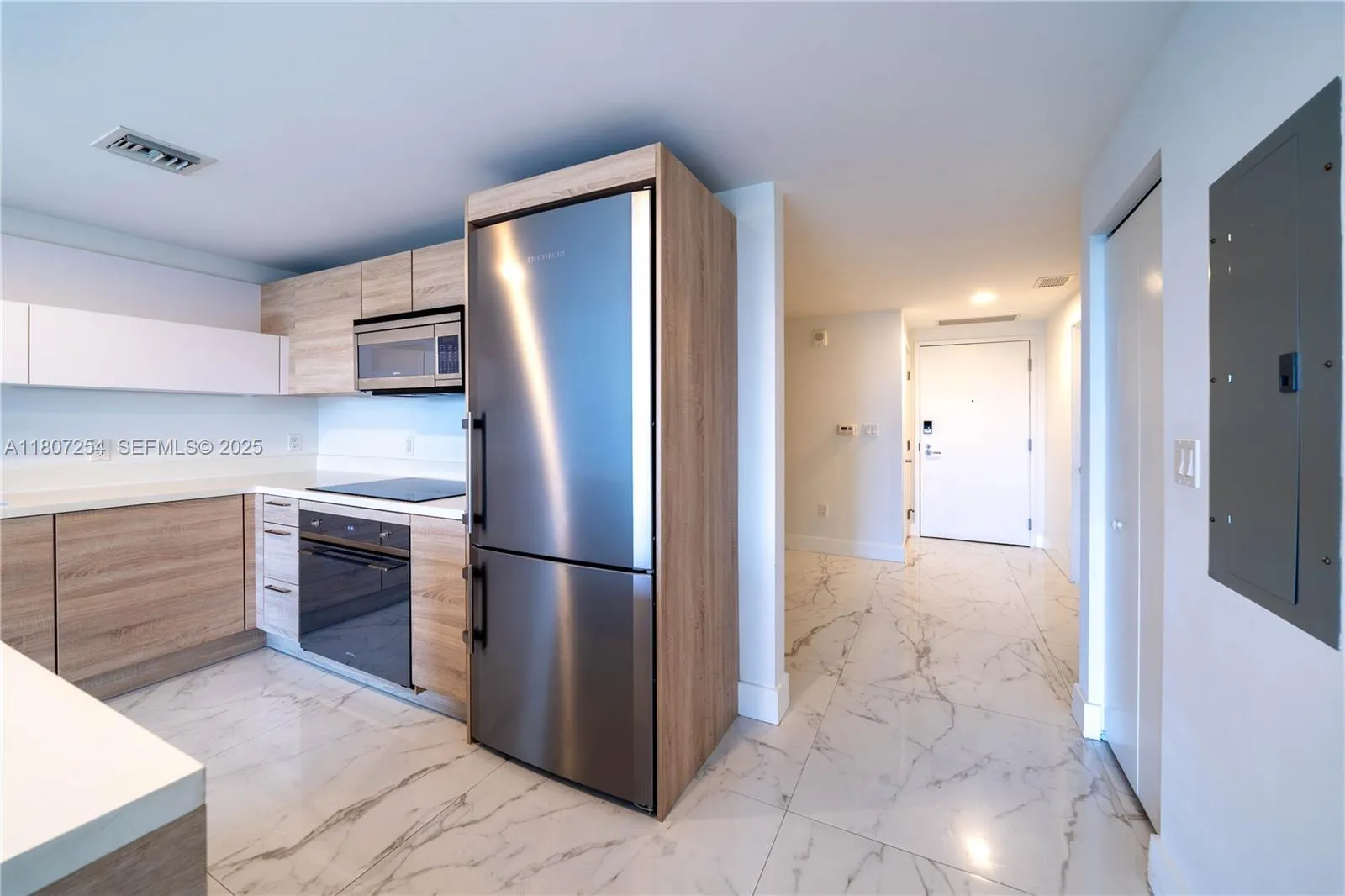 Foto de propiedad en 16385 Biscayne Boulevard 417, North Miami Beach, FL 33160 North Miami Beach con MLS# 