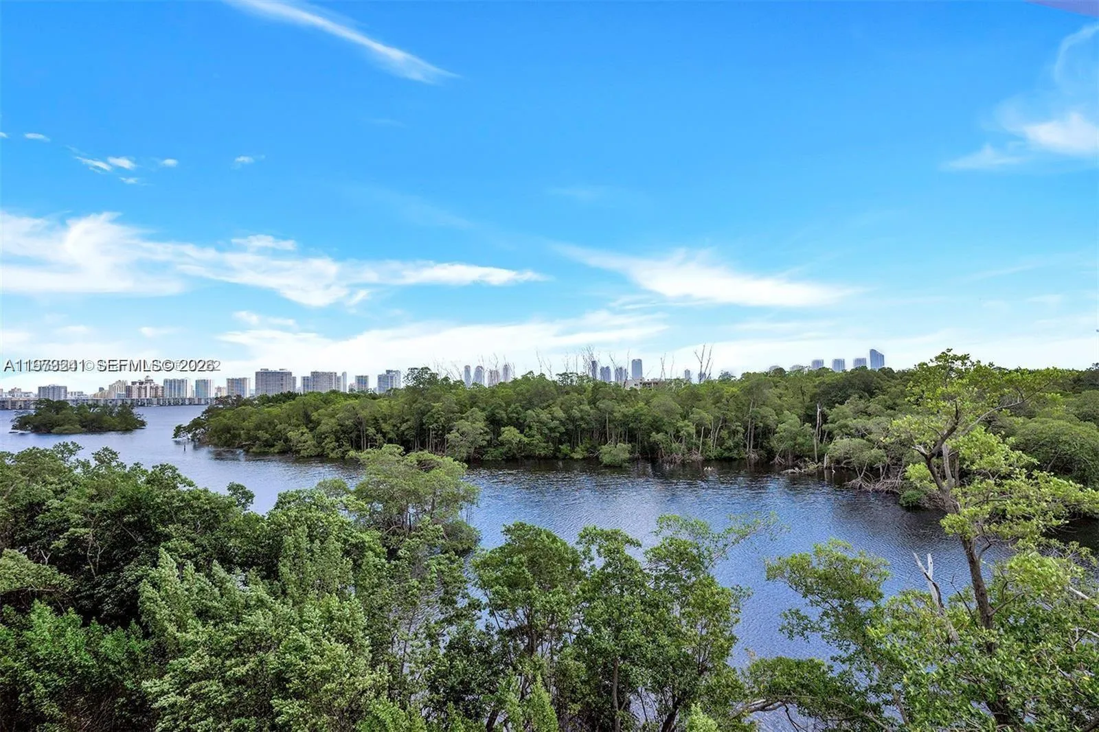 Foto de propiedad en 16385 Biscayne Boulevard 421, North Miami Beach, FL 33160 North Miami Beach con MLS# 