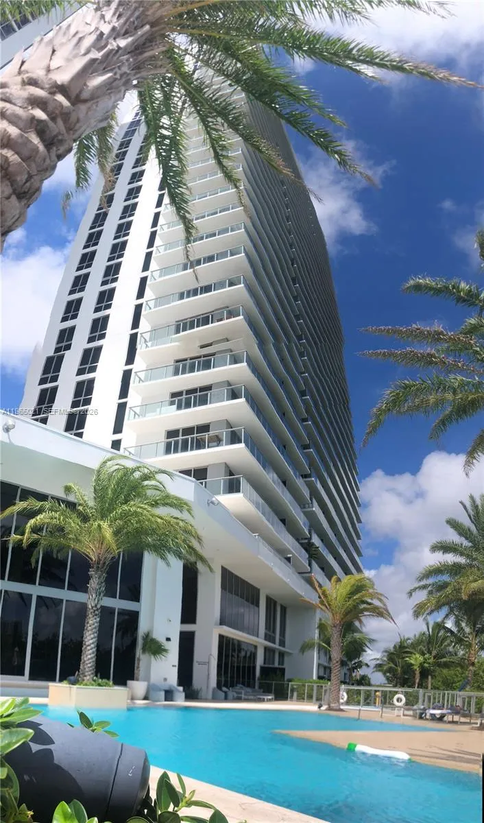 Foto de propiedad en 16385 Biscayne Boulevard 507, North Miami Beach, FL 33160 North Miami Beach con MLS# 