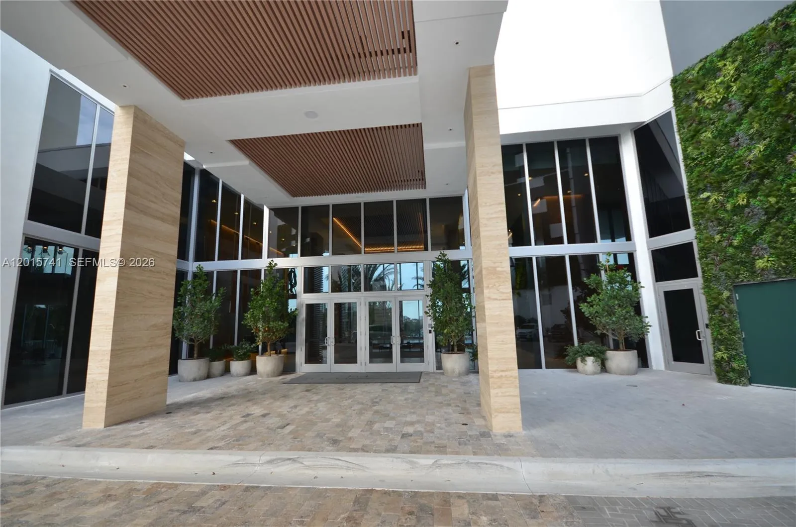 Foto de propiedad en 16385 Biscayne Boulevard 519, North Miami Beach, FL 33160 North Miami Beach con MLS# 