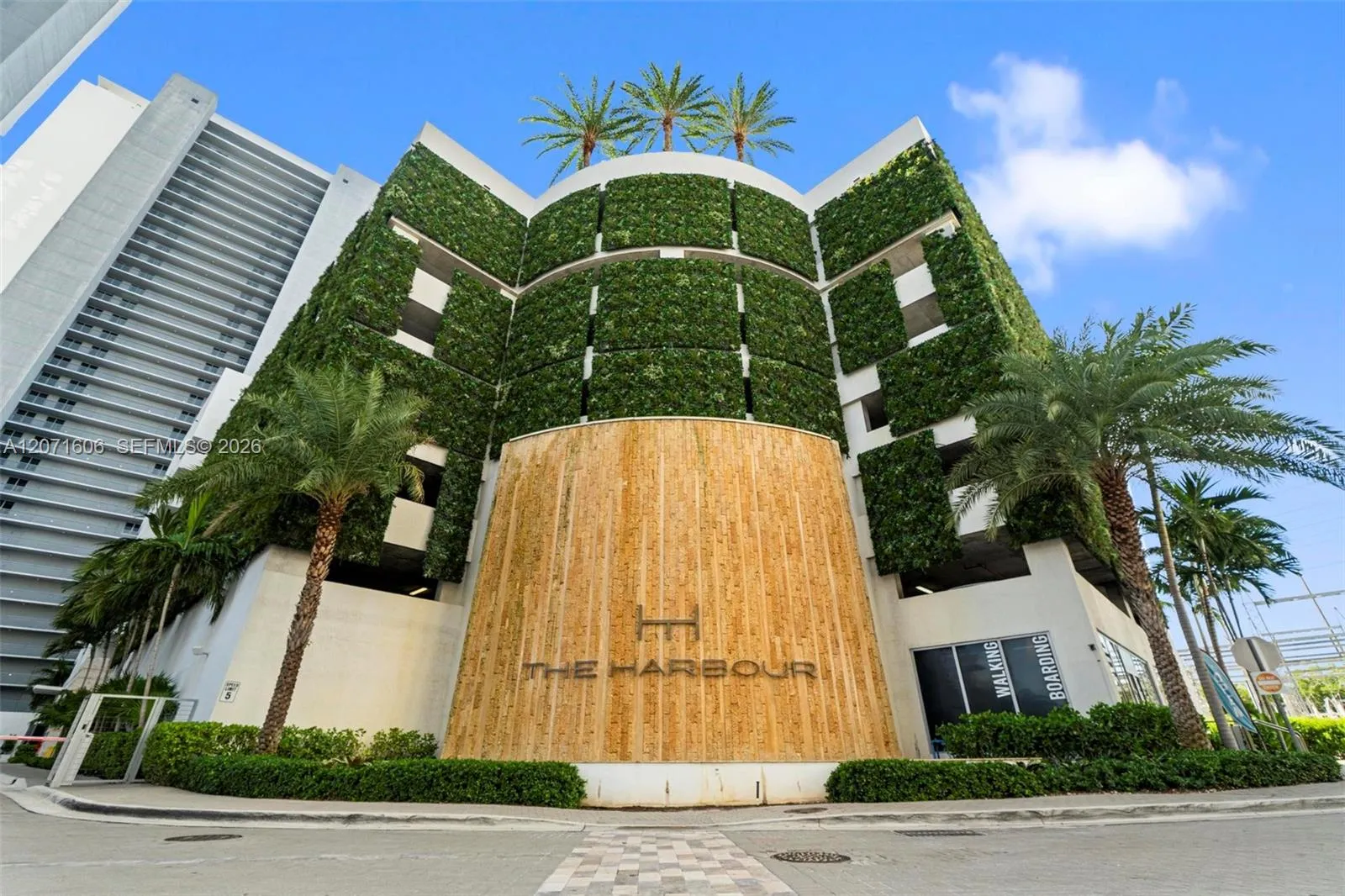 Foto de propiedad en 16385 Biscayne Boulevard 521, North Miami Beach, FL 33160 North Miami Beach con MLS# 