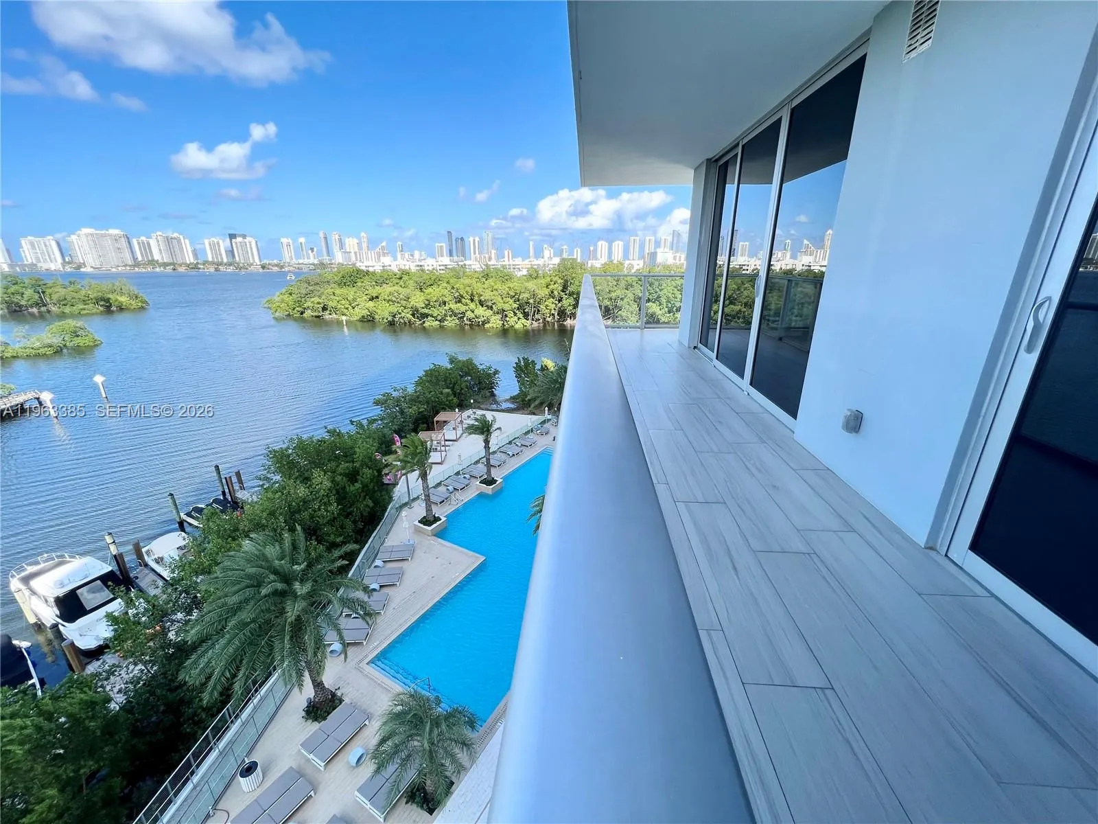 Foto de propiedad en 16385 Biscayne Boulevard 607, North Miami Beach, FL 33160 North Miami Beach con MLS# 