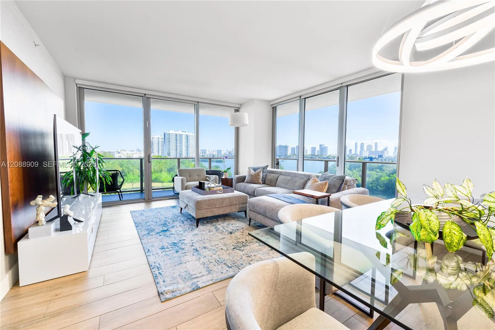 En Venta 16385 Biscayne Boulevard 707, North Miami Beach, FL 33160, North Miami Beach, FL 33160