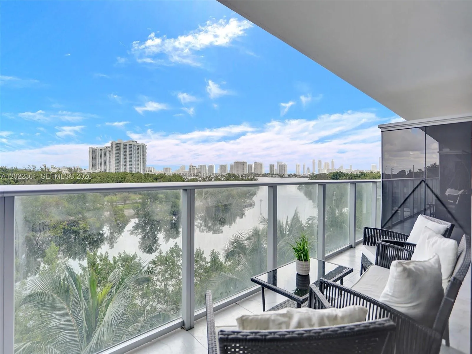Foto de propiedad en 16385 N Biscayne Boulevard 403, North Miami Beach, FL 33160 North Miami Beach con MLS# 