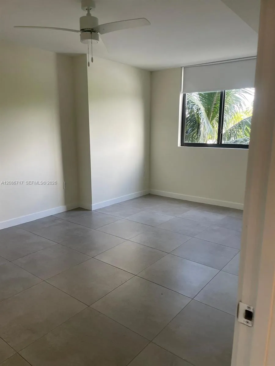 Foto de propiedad en 16395 Biscayne Boulevard 216, North Miami Beach, FL 33160 North Miami Beach con MLS# 
