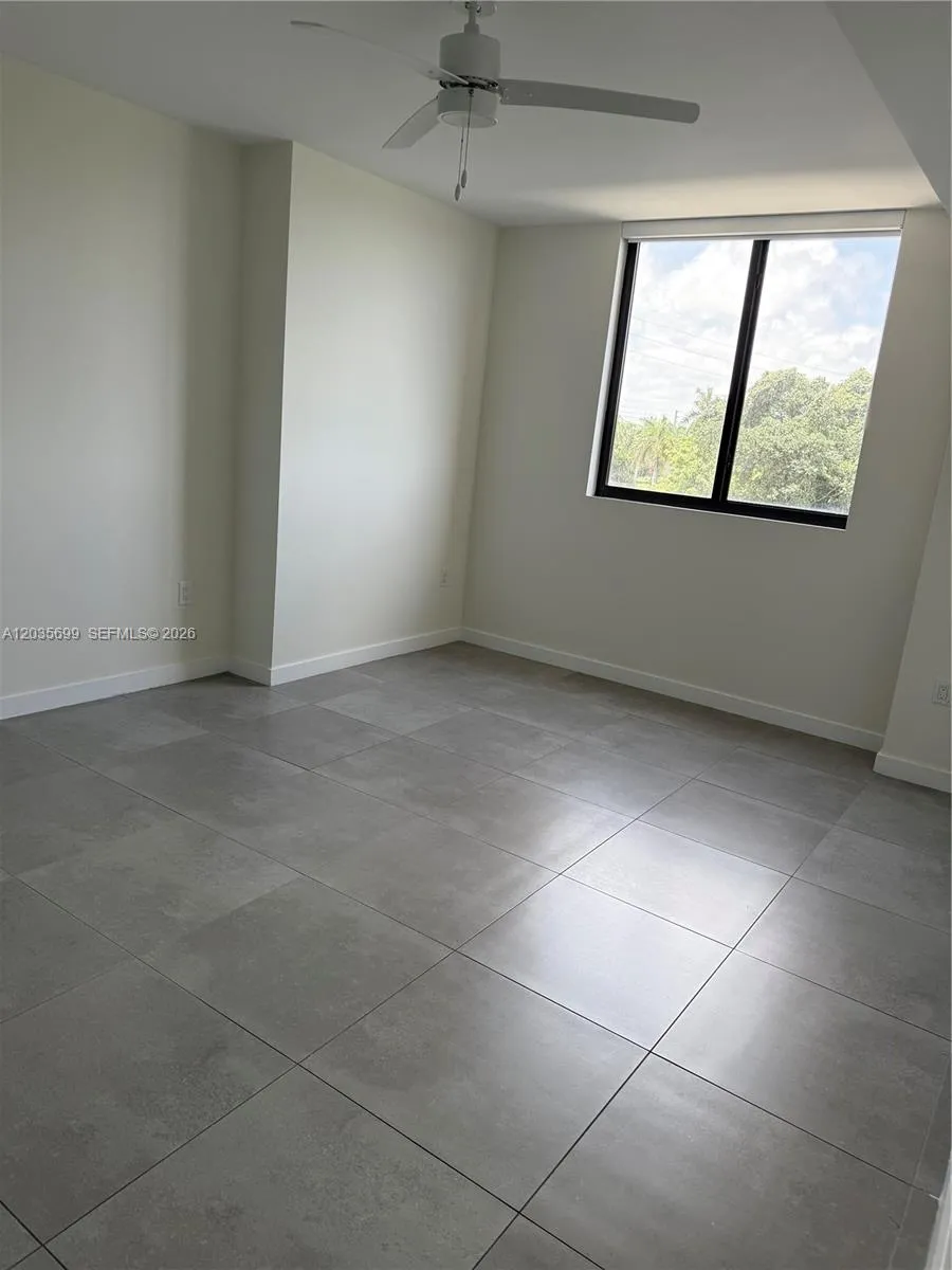 Foto de propiedad en 16395 Biscayne Boulevard 318, North Miami Beach, FL 33160 North Miami Beach con MLS# 