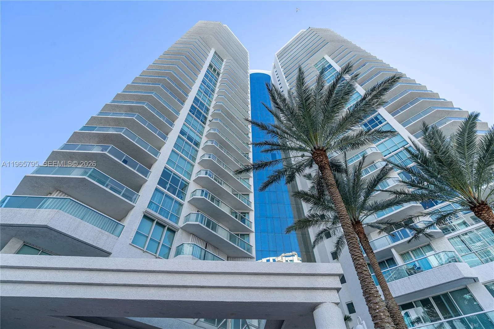 Foto de propiedad en 16400 Collins Avenue 744, Sunny Isles Beach, FL 33160 Sunny Isles Beach con MLS# 