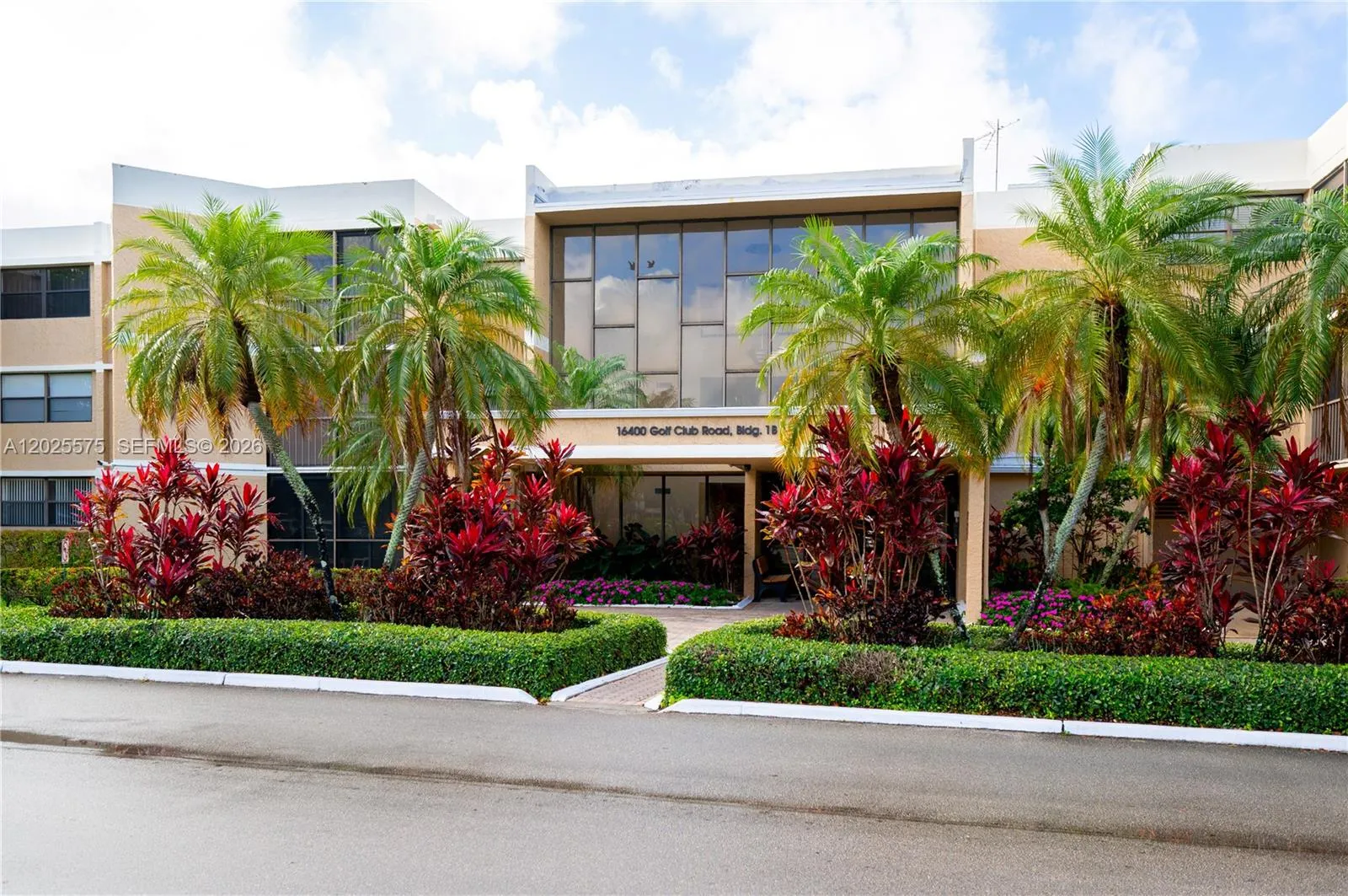 Foto de propiedad en 16400 NE Golf Club Road 305, Weston, FL 33326 Weston con MLS# 