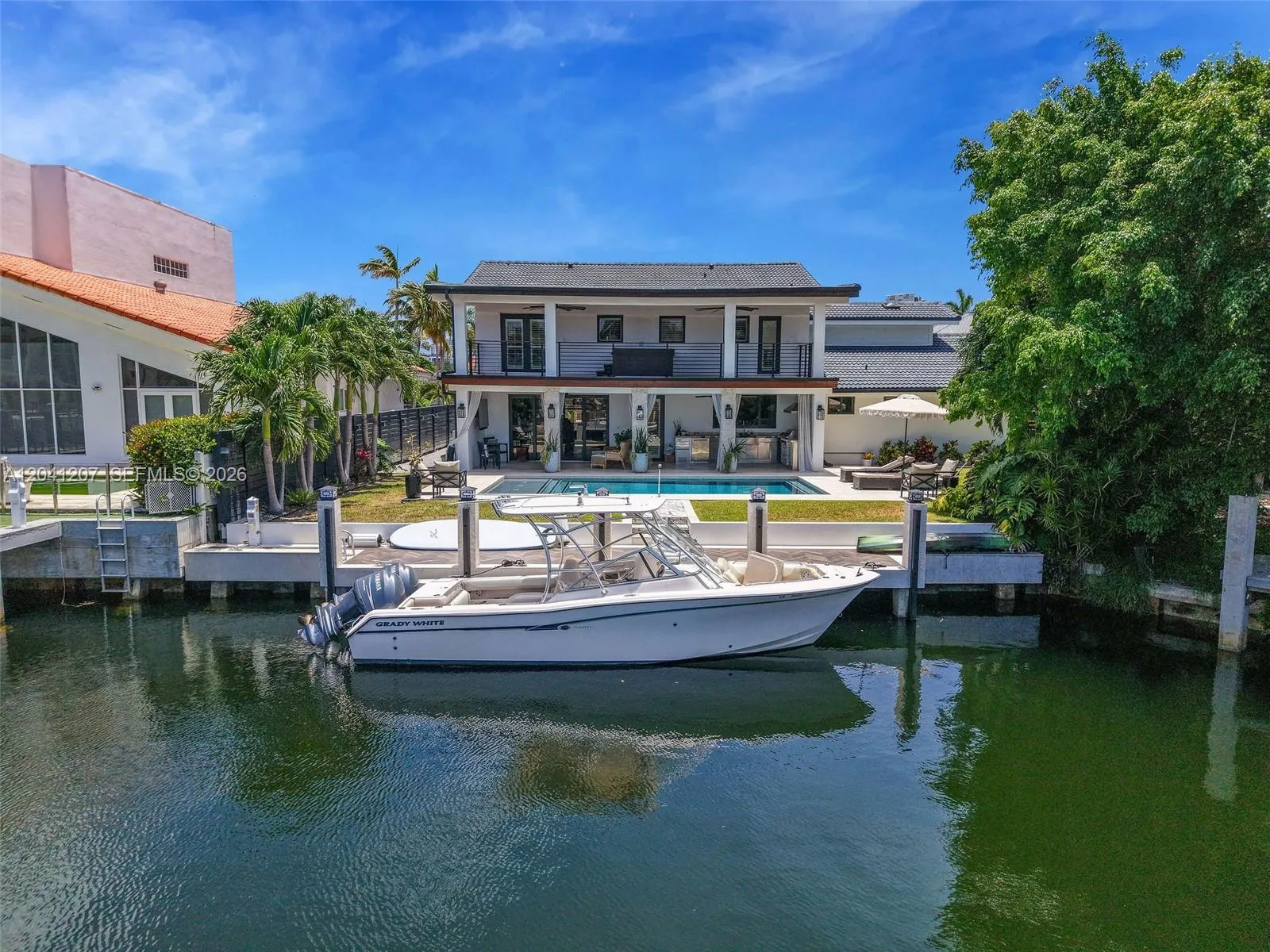 Foto de propiedad en 16416 NE 32nd Avenue, North Miami Beach, FL 33160 North Miami Beach con MLS# 