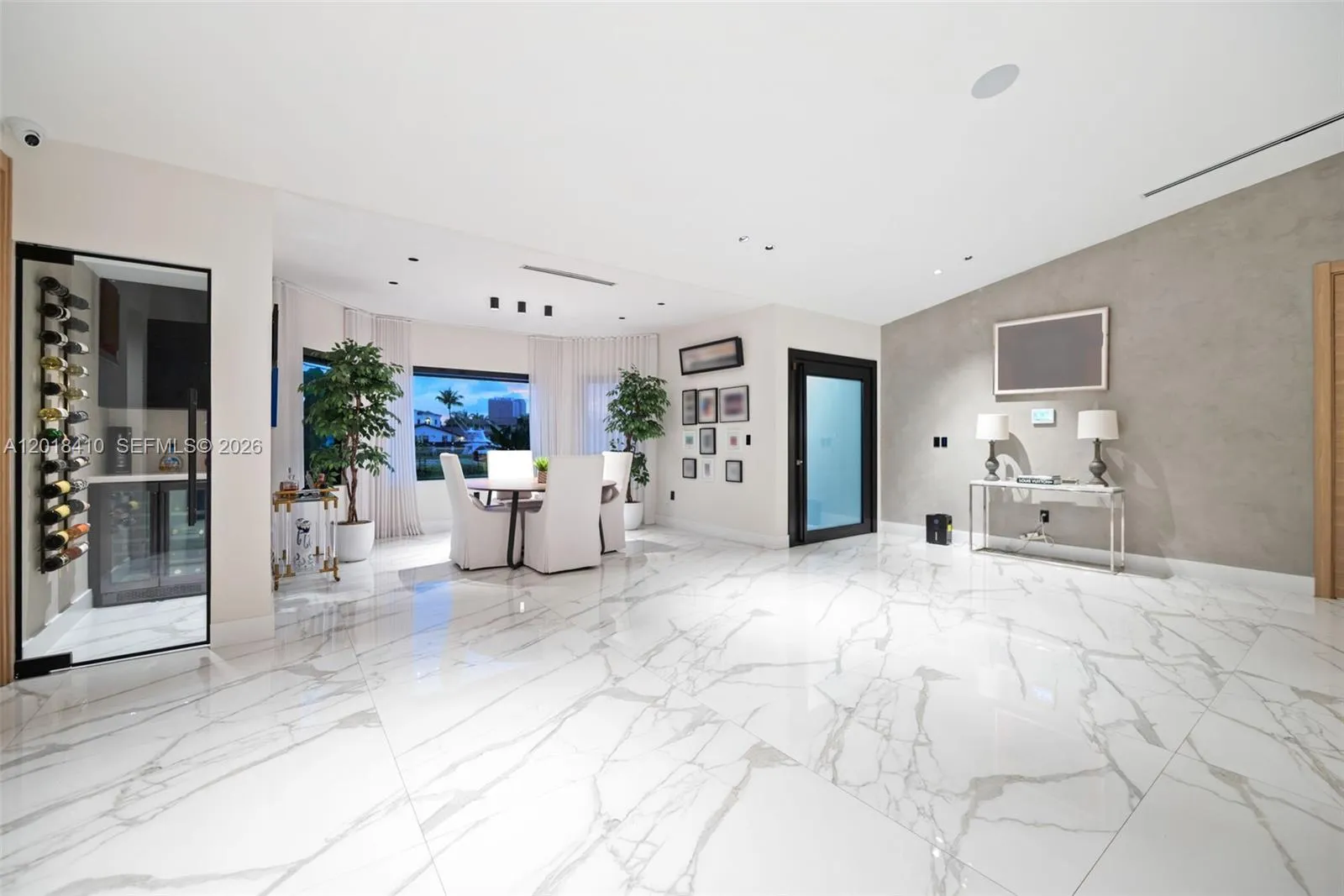 Foto de propiedad en 16431 NE 34th Avenue, North Miami Beach, FL 33160 North Miami Beach con MLS# 