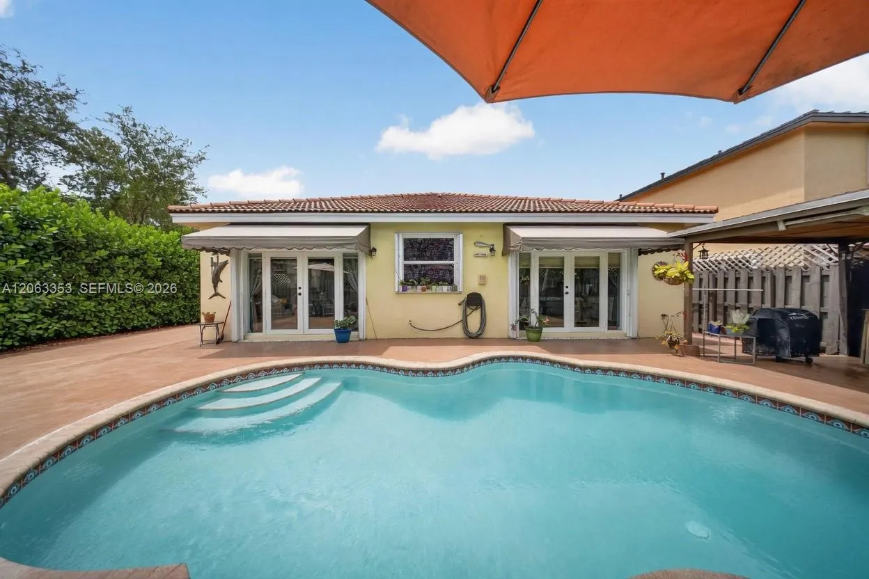 Foto de propiedad en 16437 SW 76th Terrace, Miami, FL 33193 Miami con MLS# 