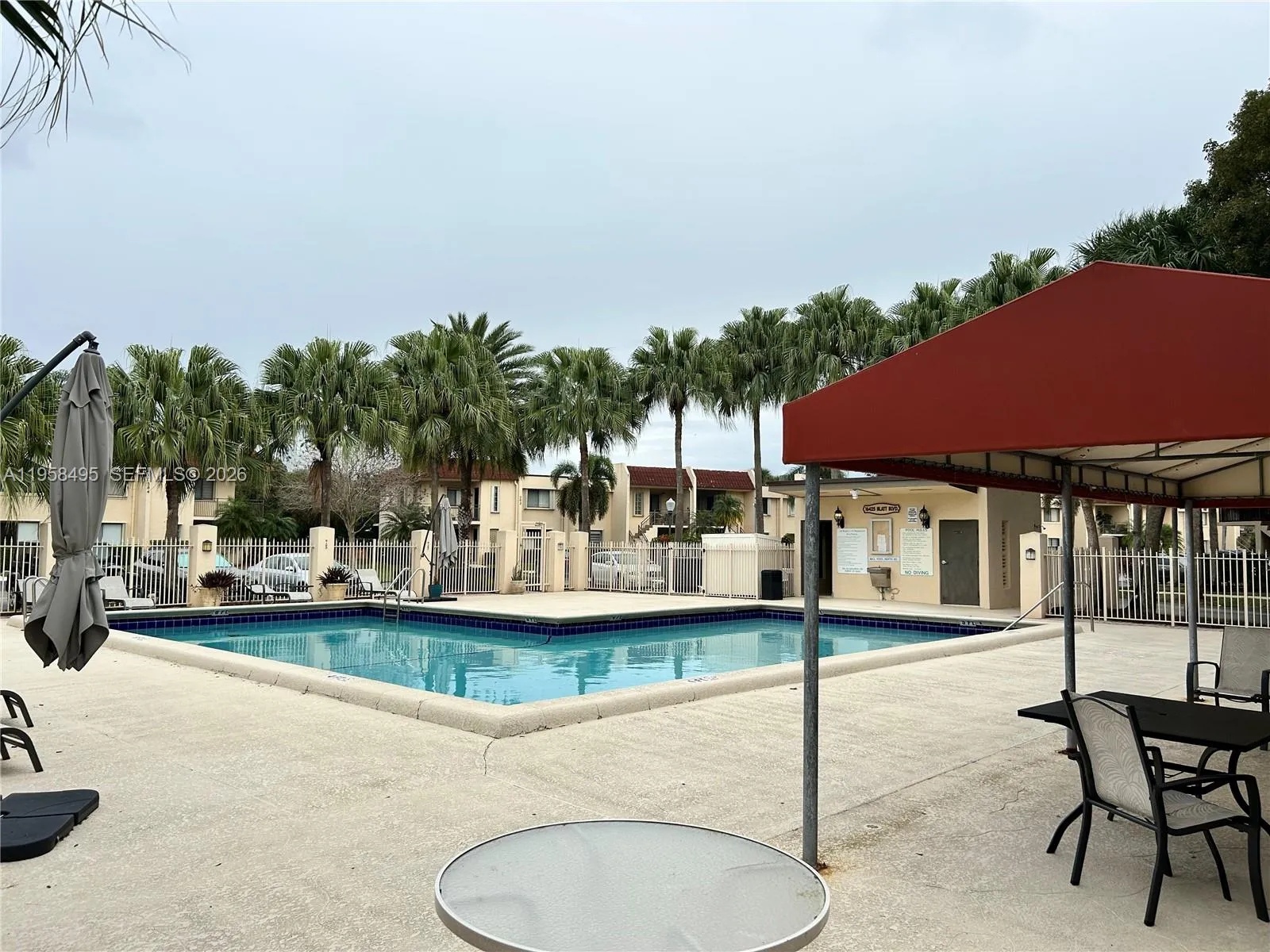 Foto de propiedad en 16441 Blatt Boulevard 102, Weston, FL 33326 Weston con MLS# 