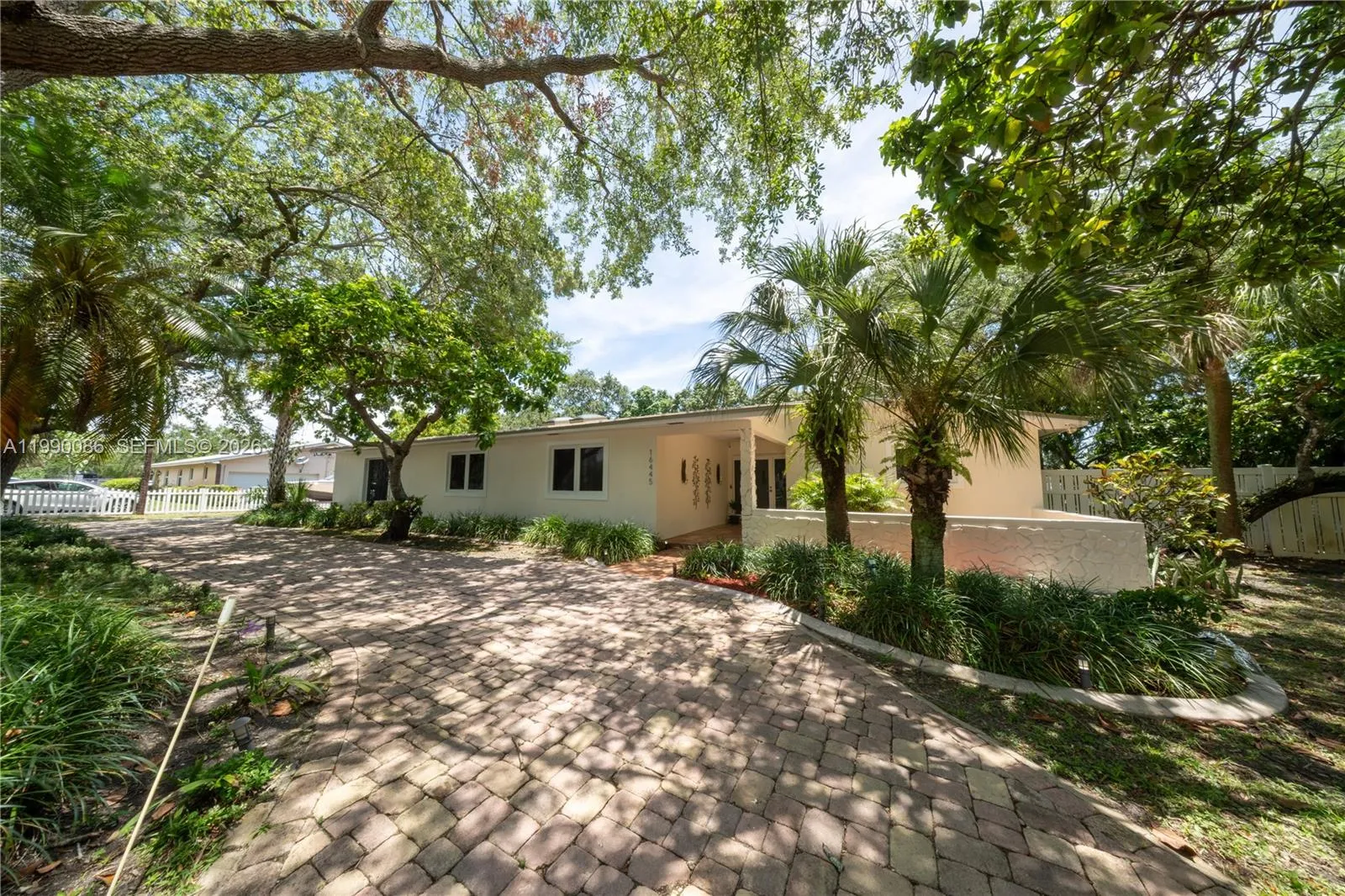 Foto de propiedad en 16445 SW 80th Avenue, Palmetto Bay, FL 33157 Palmetto Bay con MLS# 