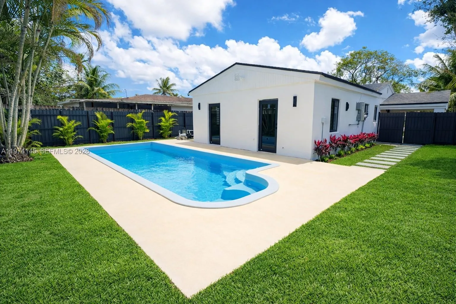 Vendido 1645 NE 180th Street, North Miami Beach, FL 33162, North Miami Beach, FL 33162