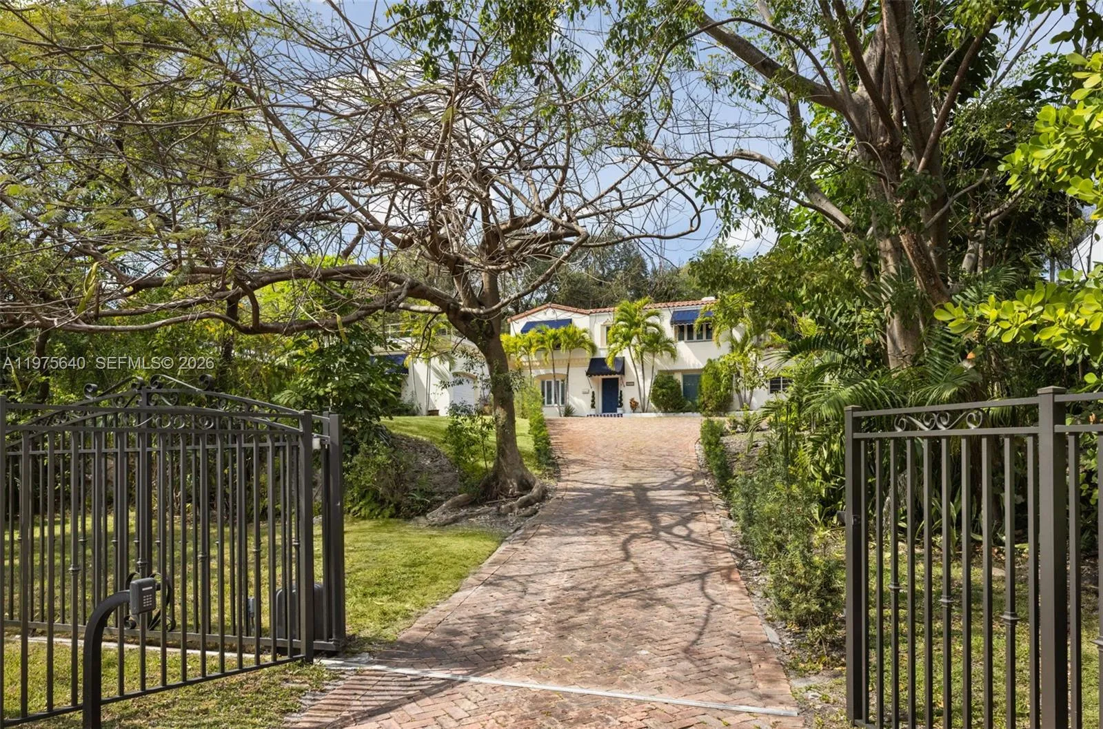 Foto de propiedad en 1645 S Bayshore Drive, Coconut Grove, FL 33133 Coconut Grove con MLS# 