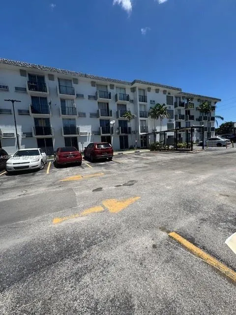Foto de propiedad en 16450 NW 2nd Avenue 205, Miami, FL 33169 Miami con MLS# 