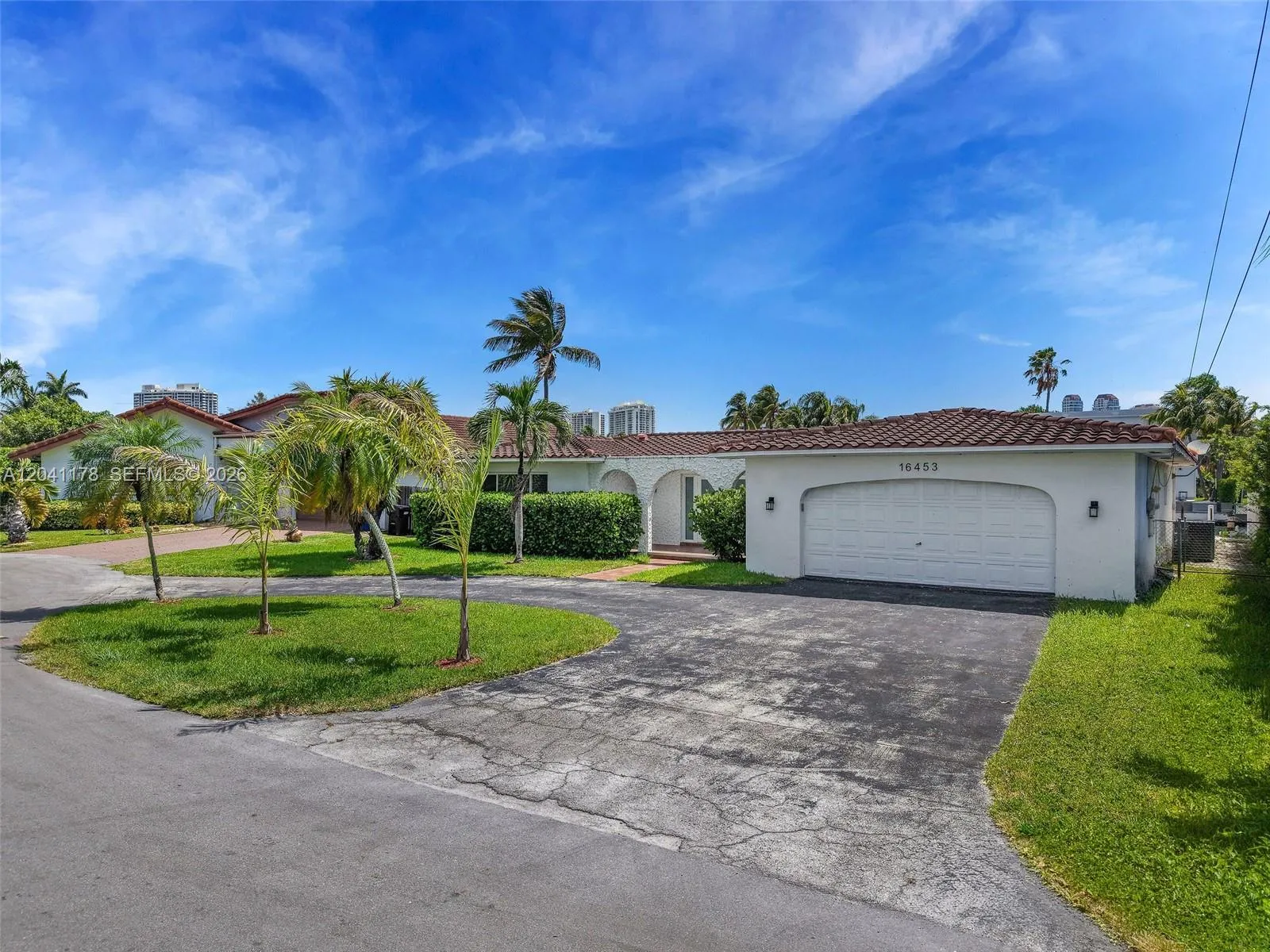 Foto de propiedad en 16453 NE 33rd Avenue, North Miami Beach, FL 33160 North Miami Beach con MLS# 