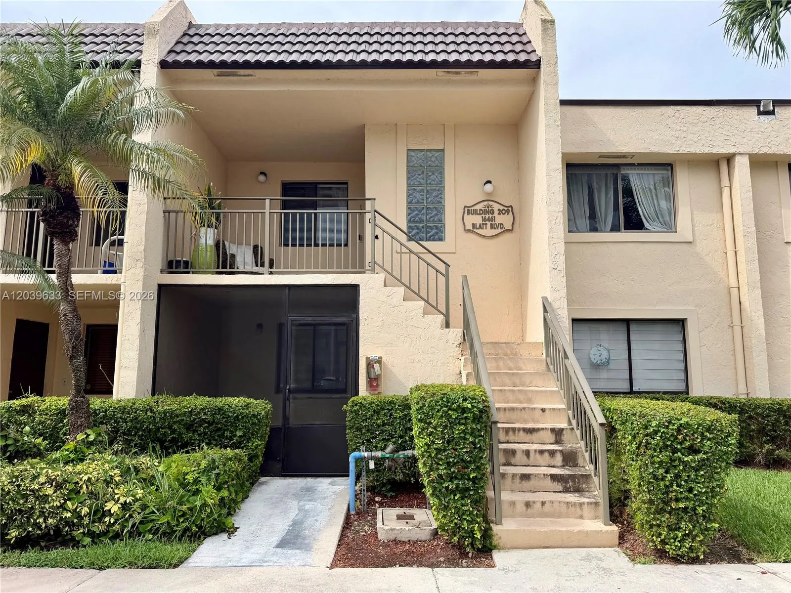 Foto de propiedad en 16461 Blatt Boulevard 103, Weston, FL 33326 Weston con MLS# 