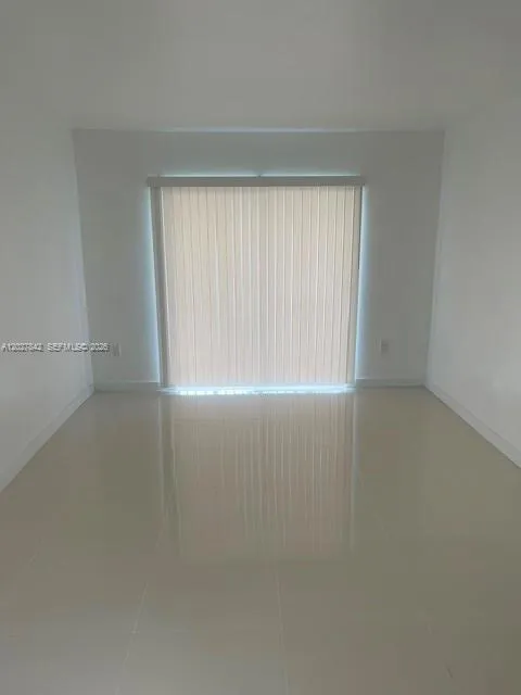 Foto de propiedad en 16465 NE 22nd Avenue 110, North Miami Beach, FL 33160 North Miami Beach con MLS# 