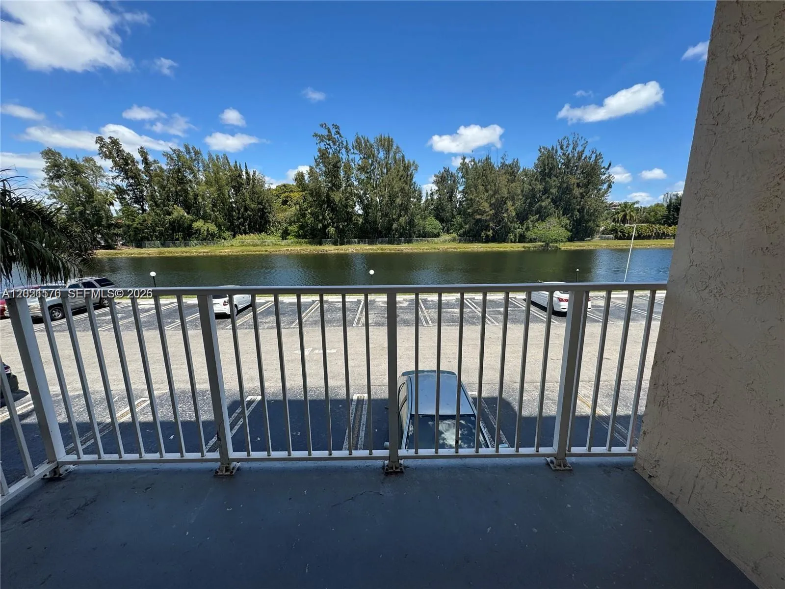 Foto de propiedad en 16465 NE 22nd Avenue 405, North Miami Beach, FL 33160 North Miami Beach con MLS# 