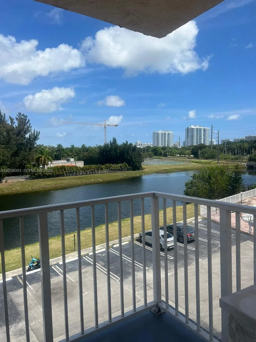 Foto de propiedad en 16465 NE 22nd Avenue 419, North Miami Beach, FL 33160 North Miami Beach con MLS# 