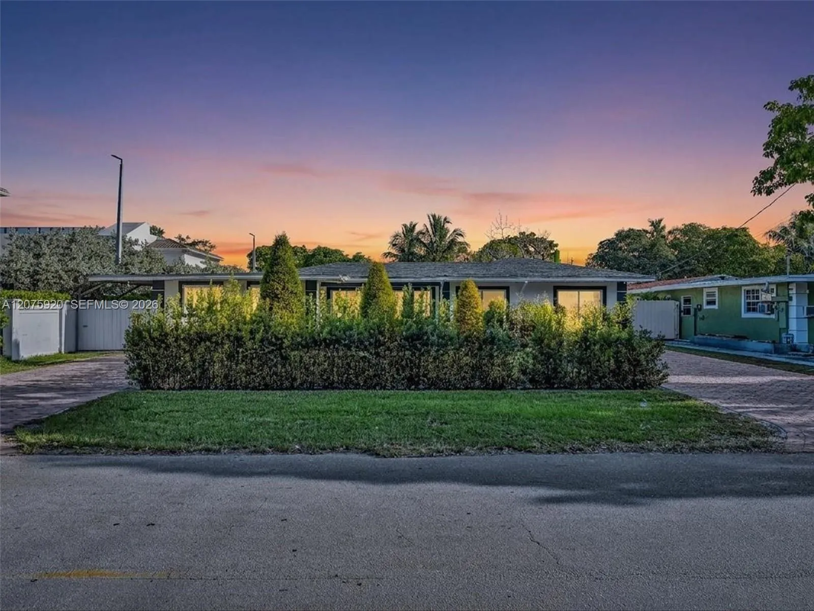 Foto de propiedad en 1647 NE 146th Street 0, Miami, FL 33181 Miami con MLS# 